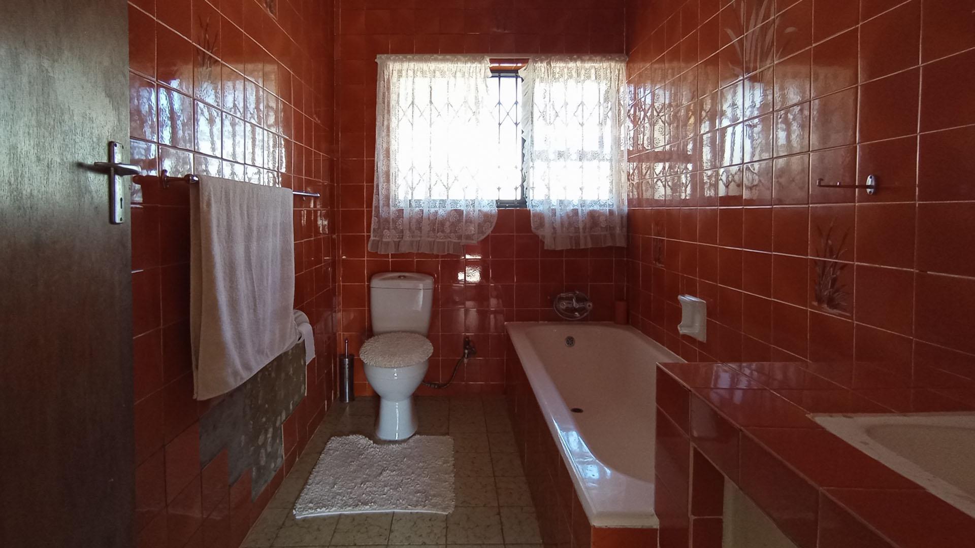 Bathroom 1 - 5 square meters of property in Northcliff