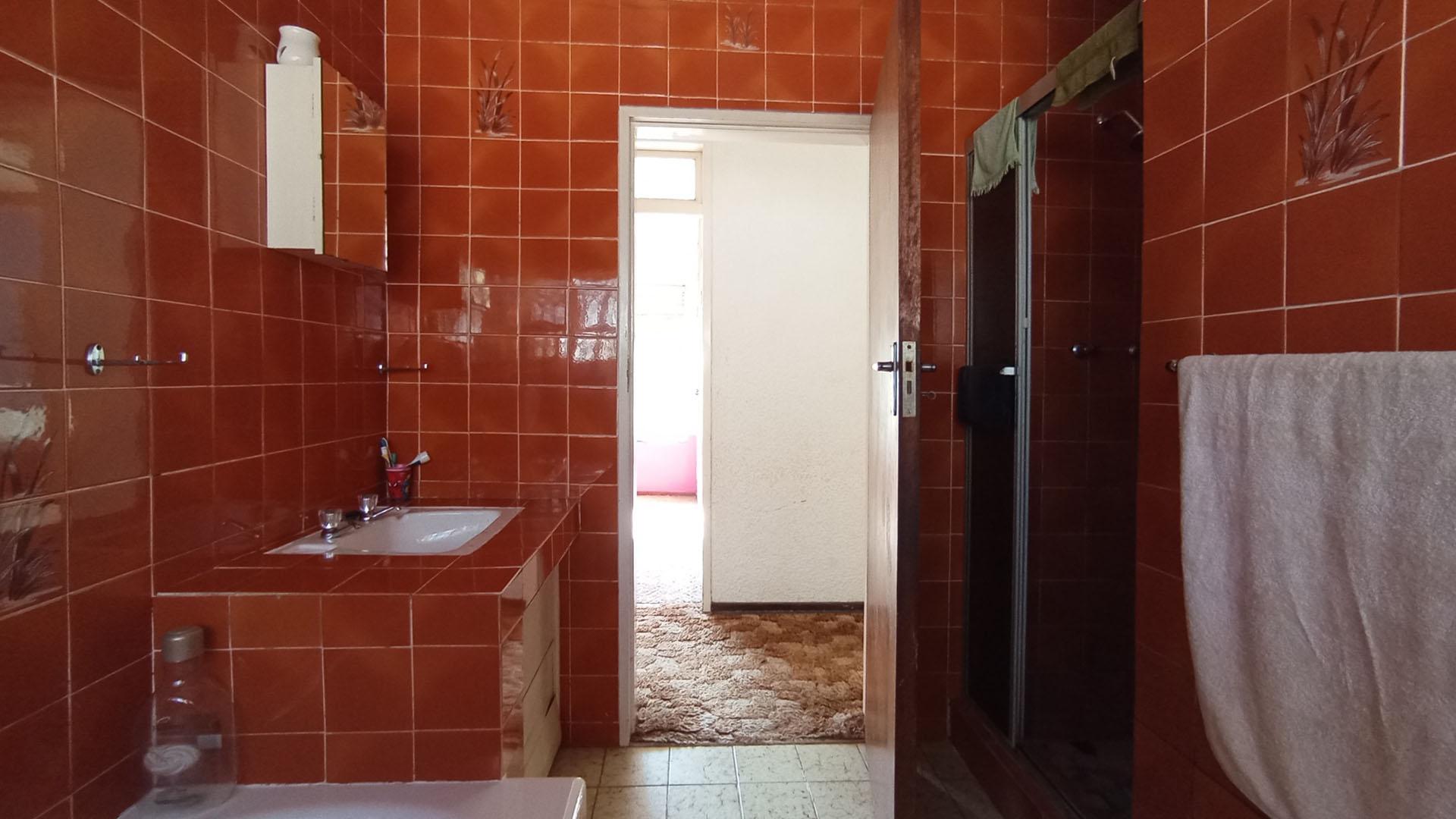 Bathroom 1 - 5 square meters of property in Northcliff