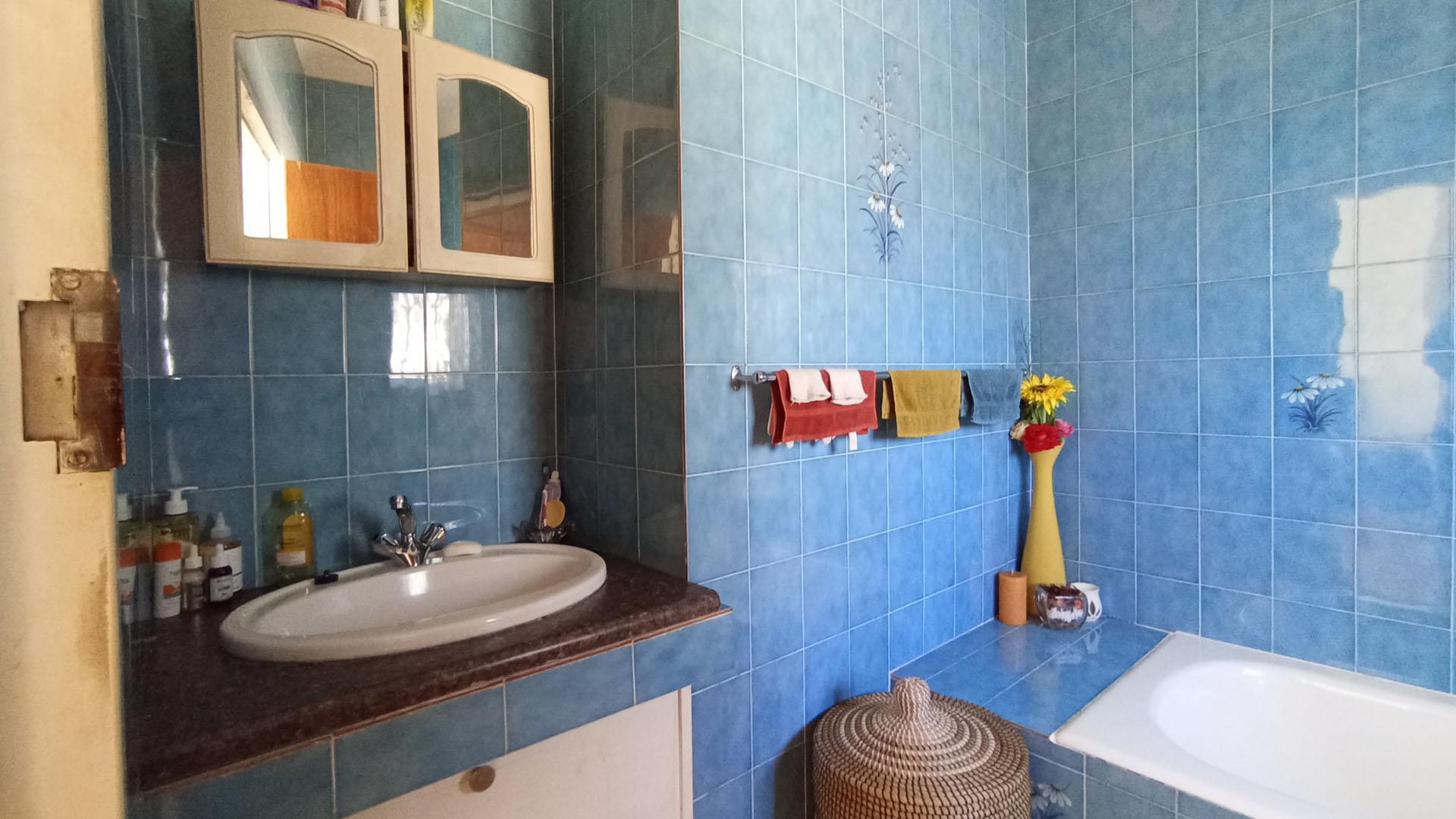 Main Bathroom - 4 square meters of property in Northcliff