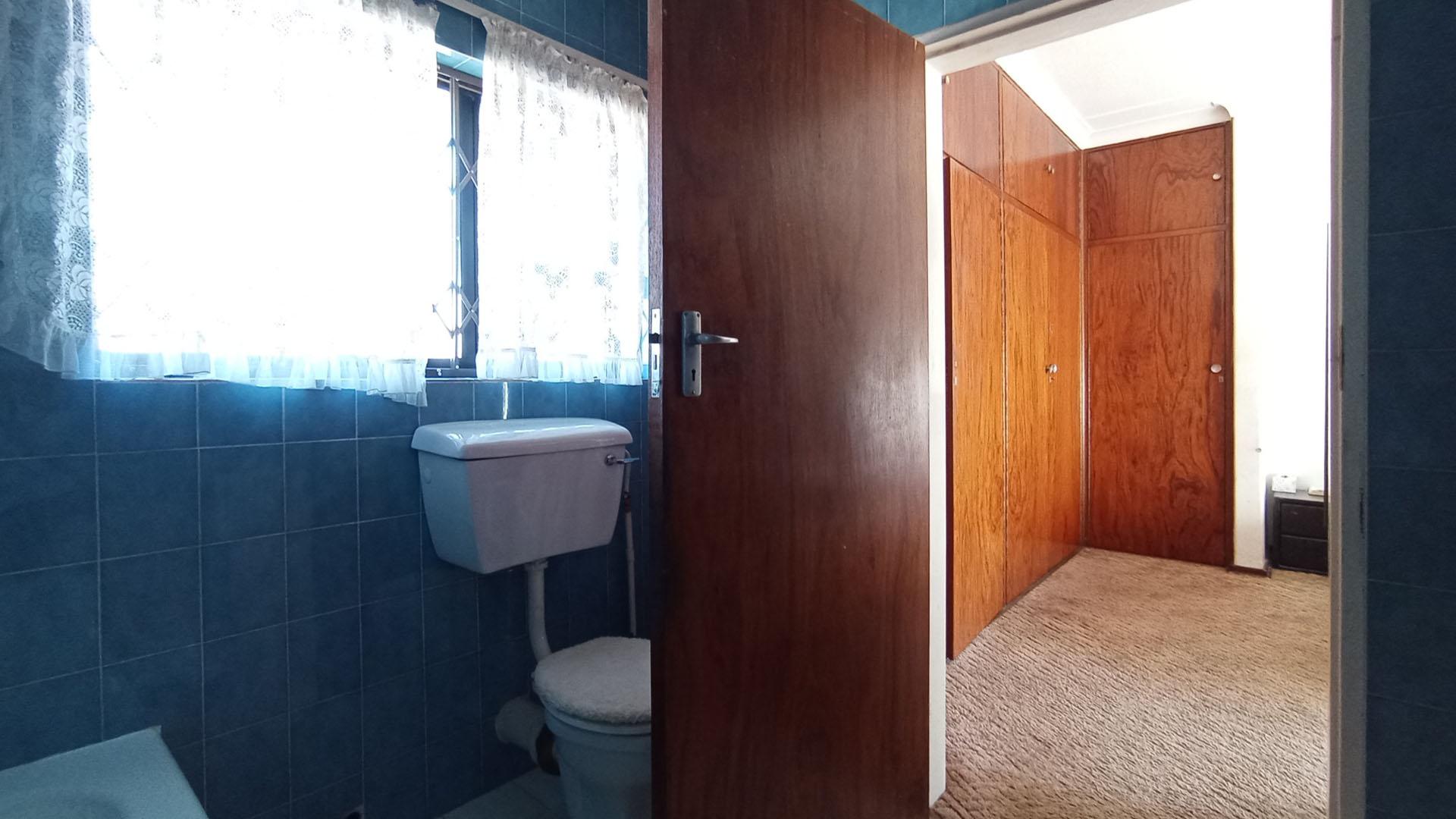 Main Bathroom - 4 square meters of property in Northcliff