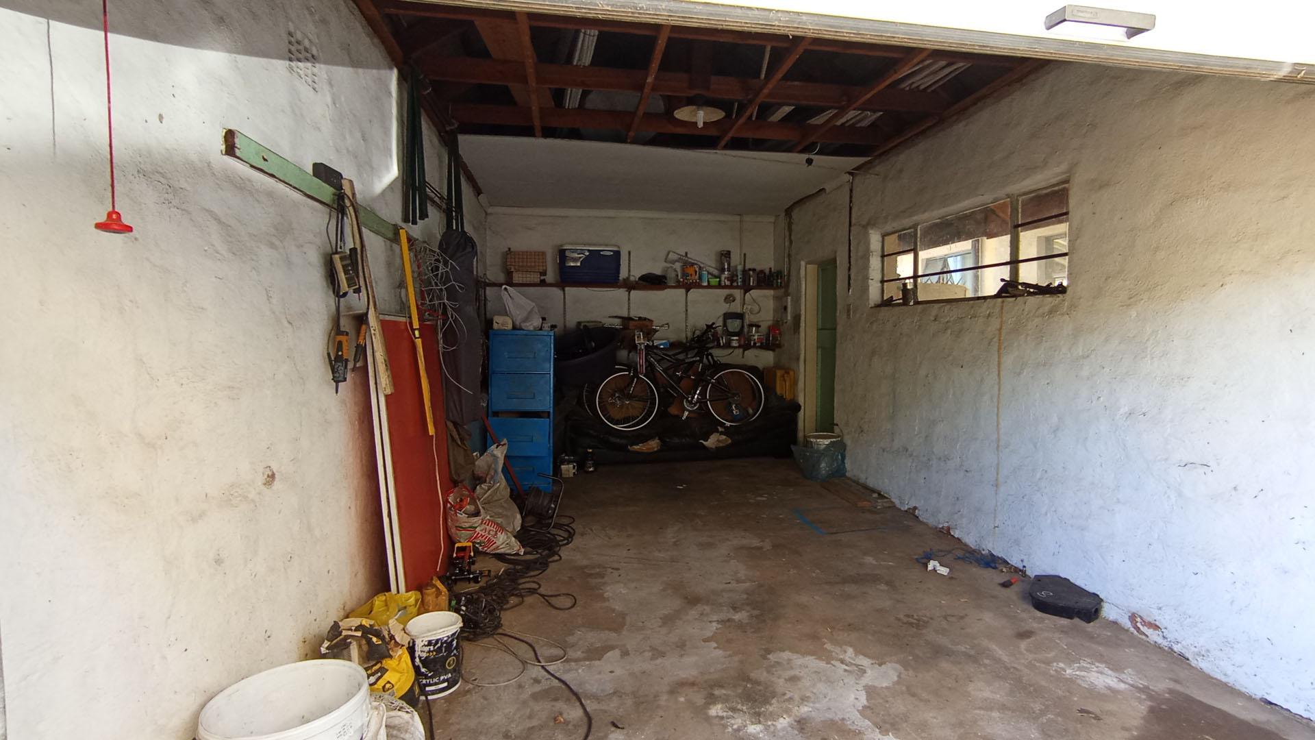 Garage - 18 square meters of property in Northcliff