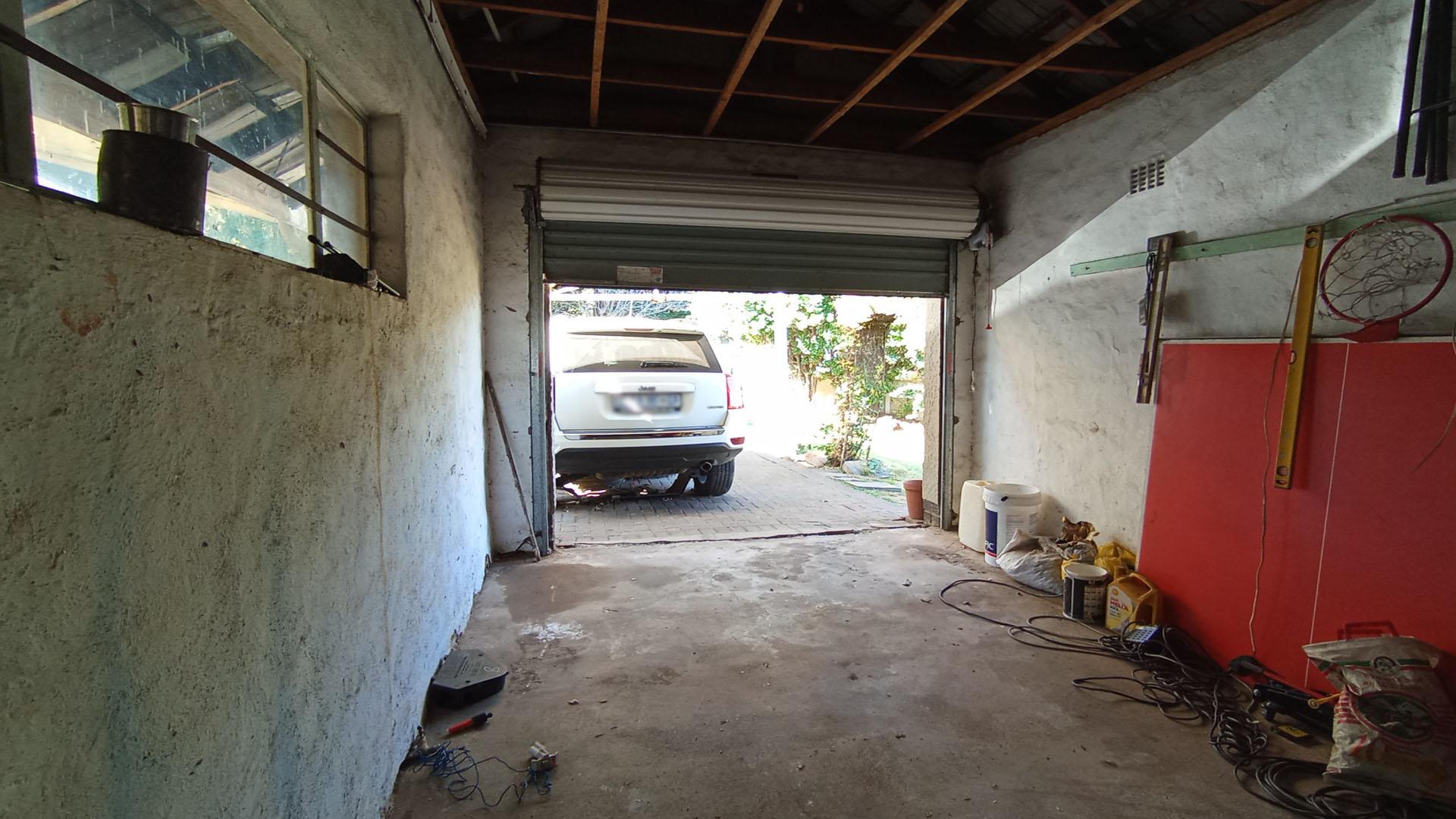 Garage - 18 square meters of property in Northcliff