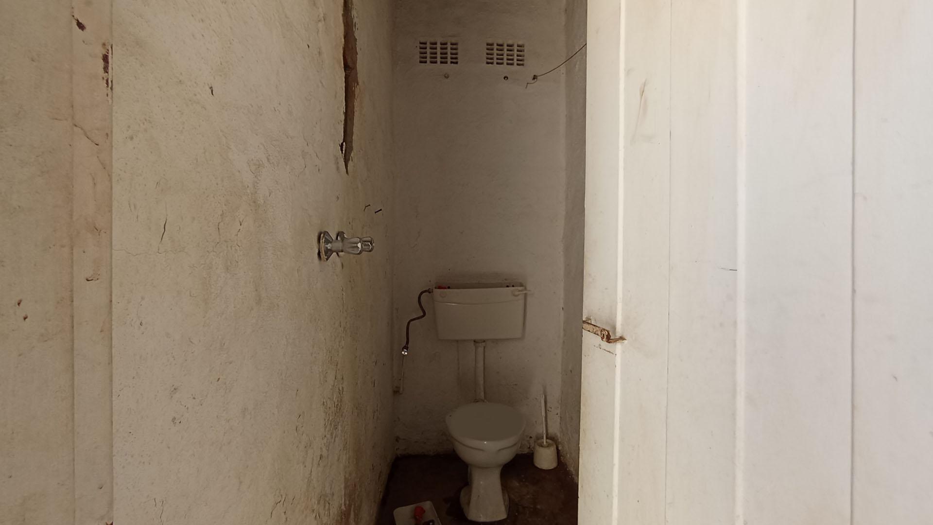 Staff Bathroom - 2 square meters of property in Northcliff