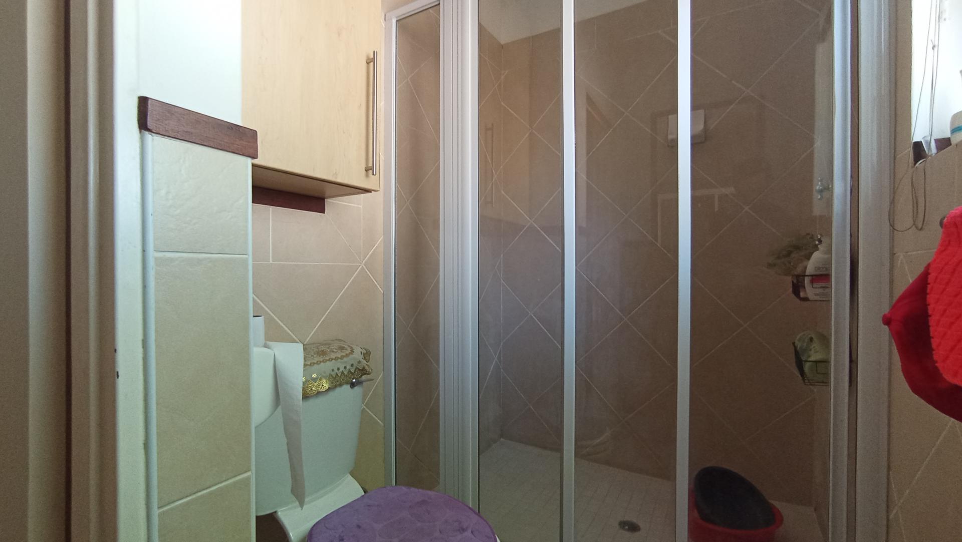 Bathroom 1 - 4 square meters of property in Lone Hill