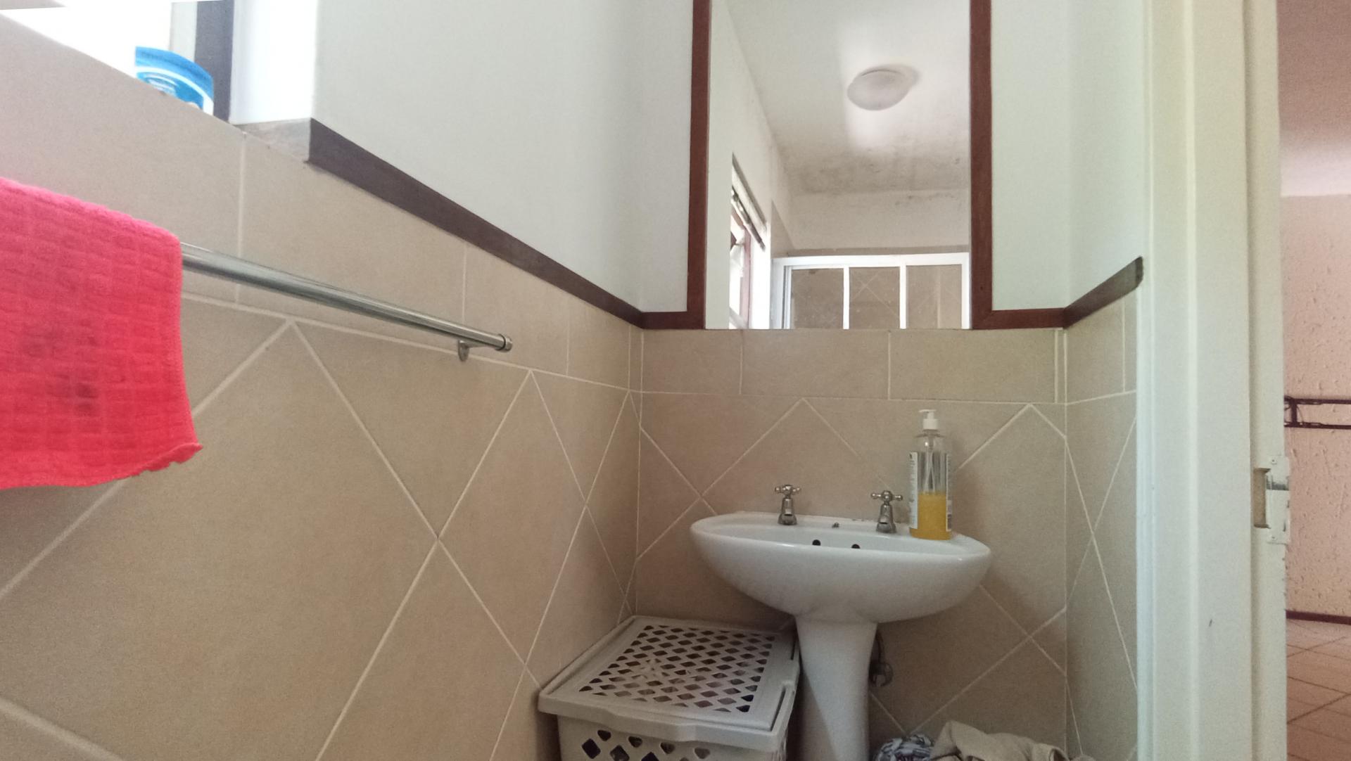 Bathroom 1 - 4 square meters of property in Lone Hill