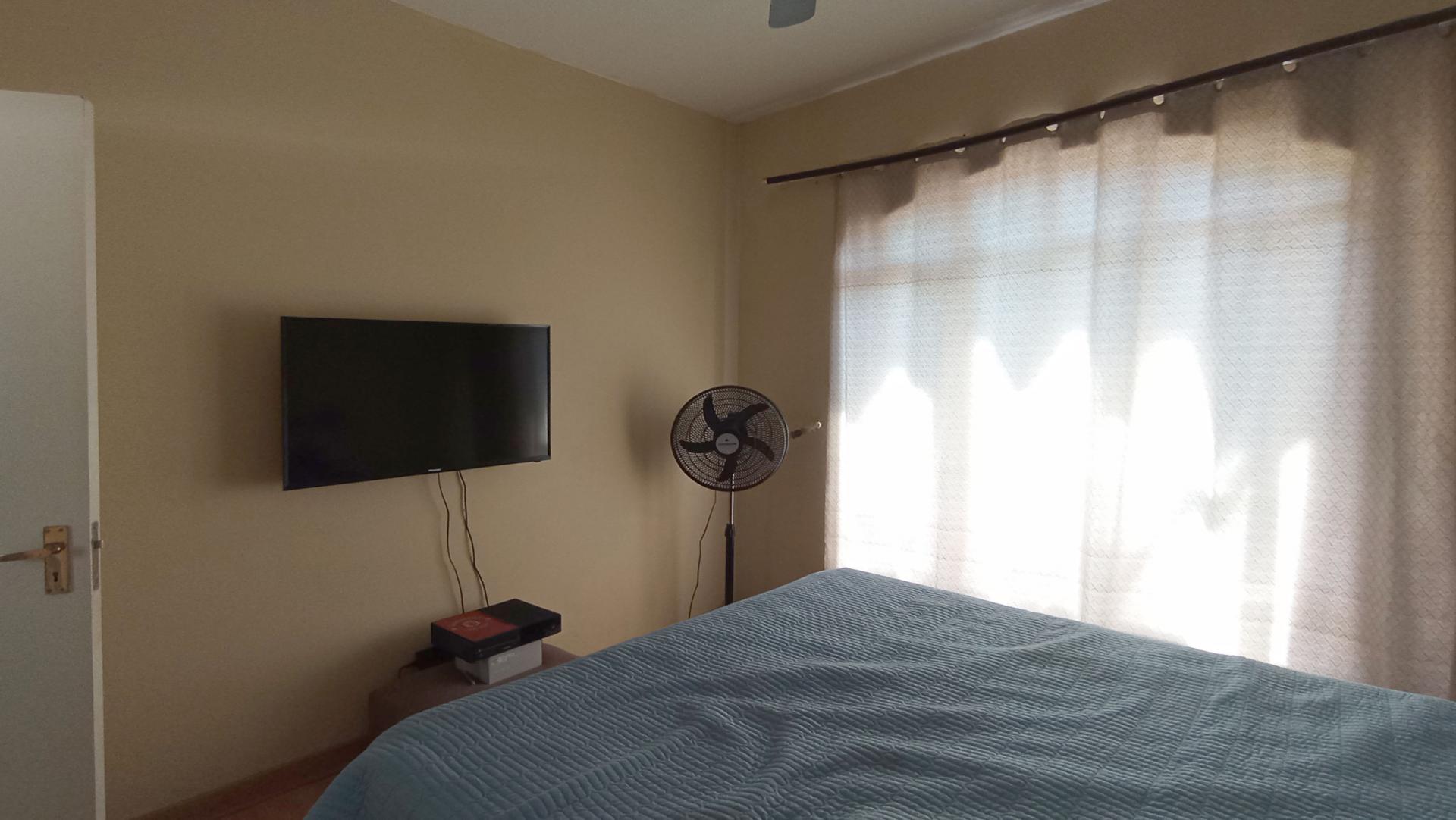 Main Bedroom - 10 square meters of property in Lone Hill