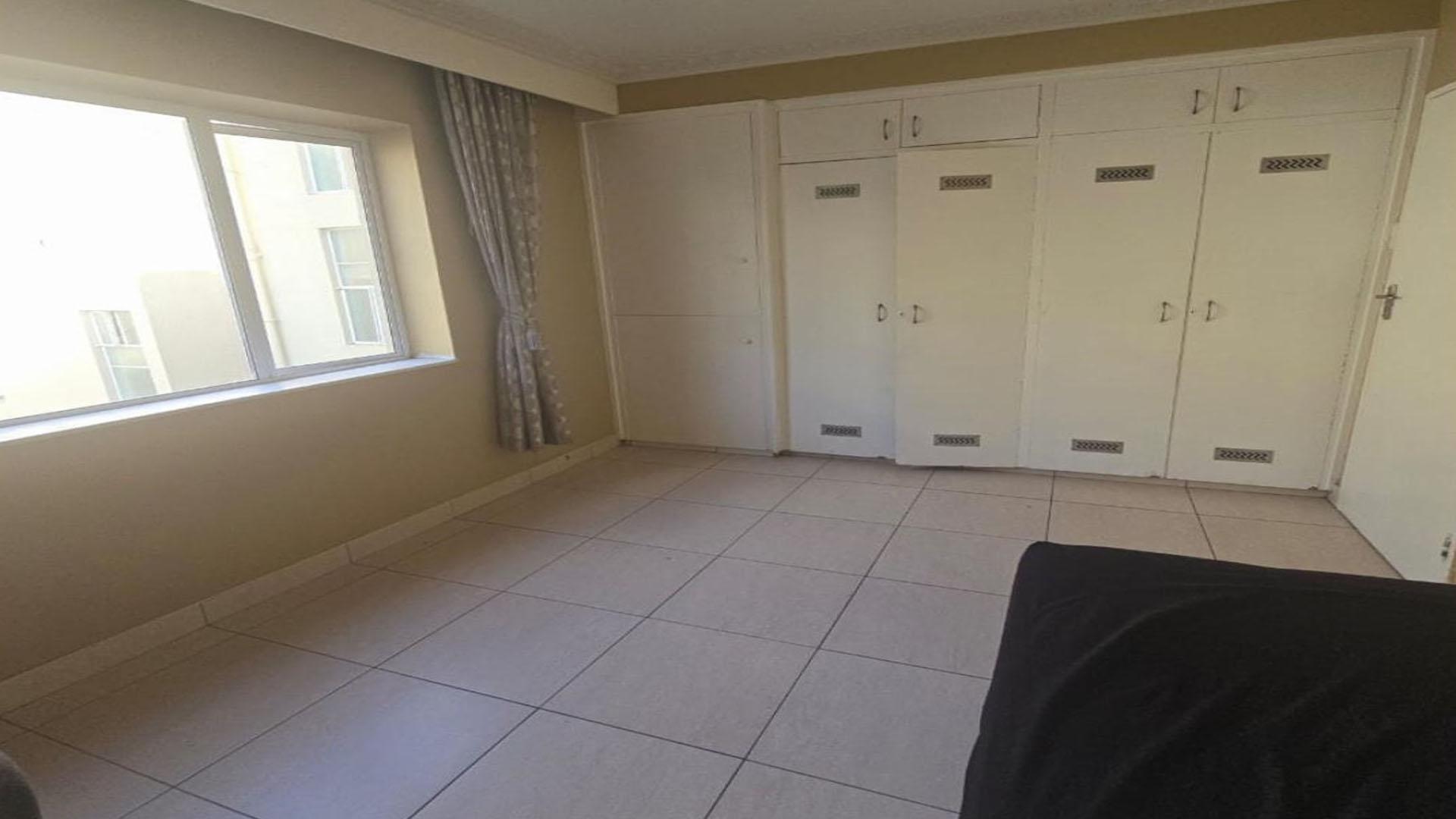 Bed Room 1 of property in Humewood 