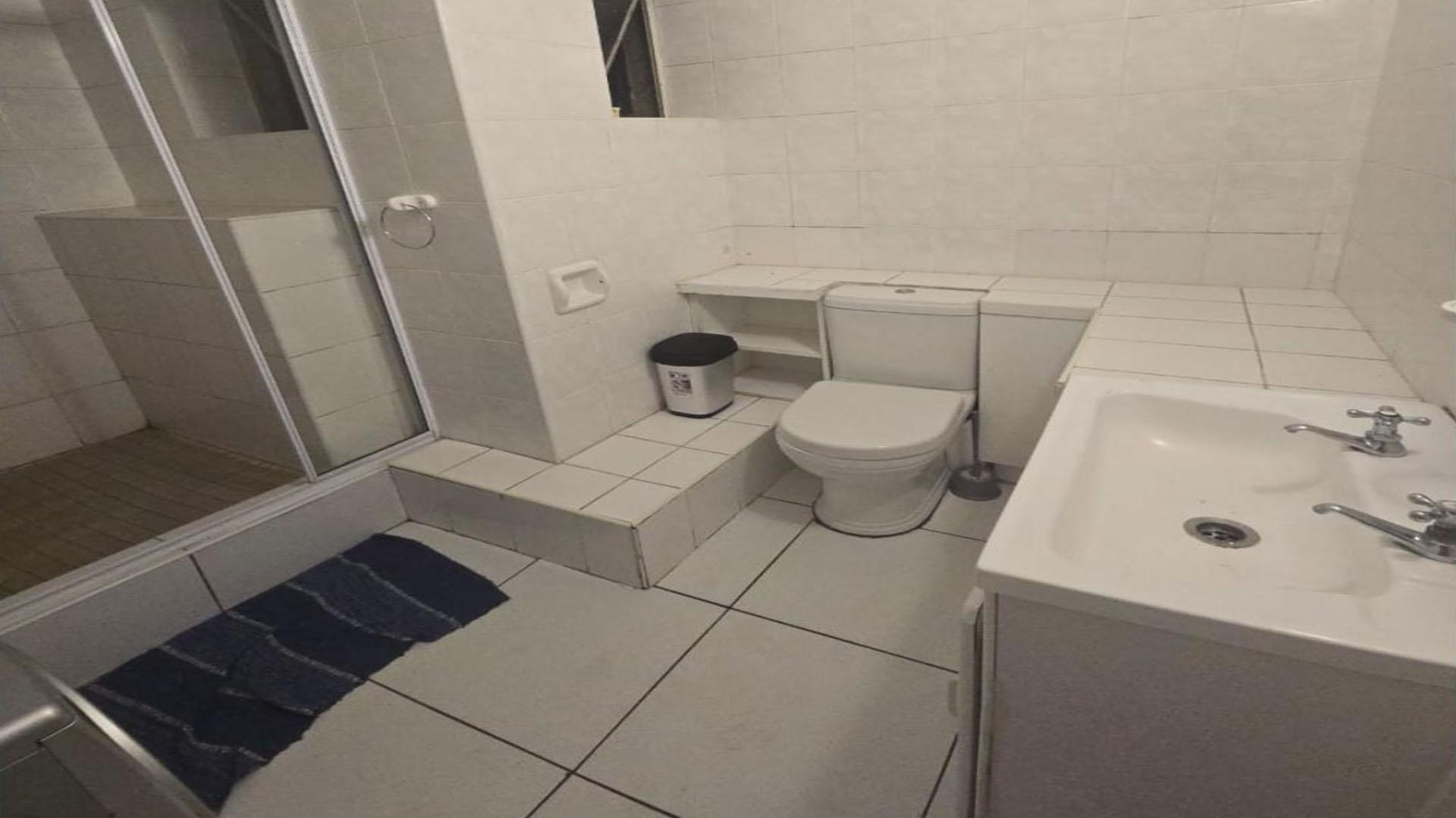 Bathroom 1 of property in Humewood 