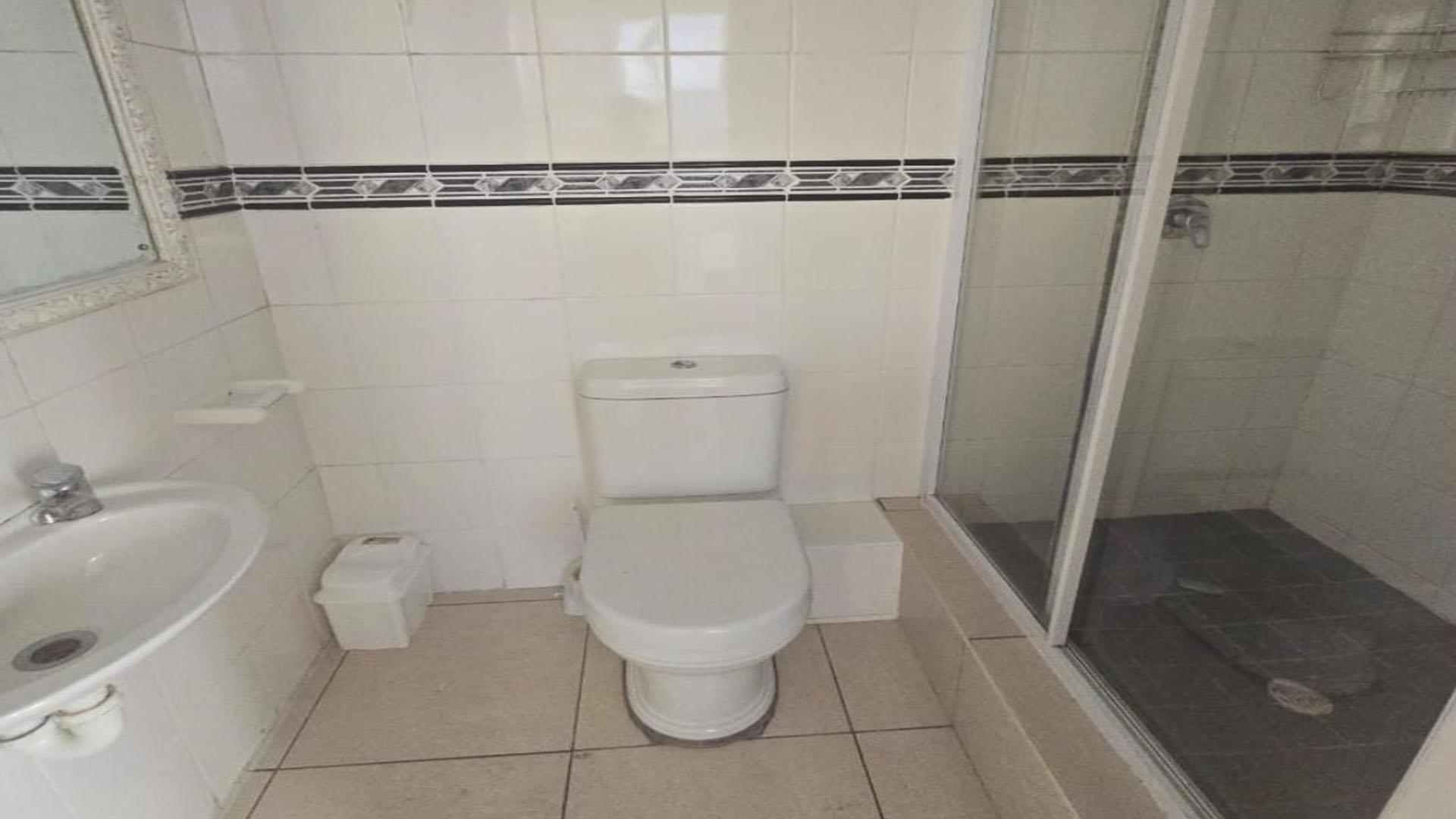 Main Bathroom of property in Humewood 