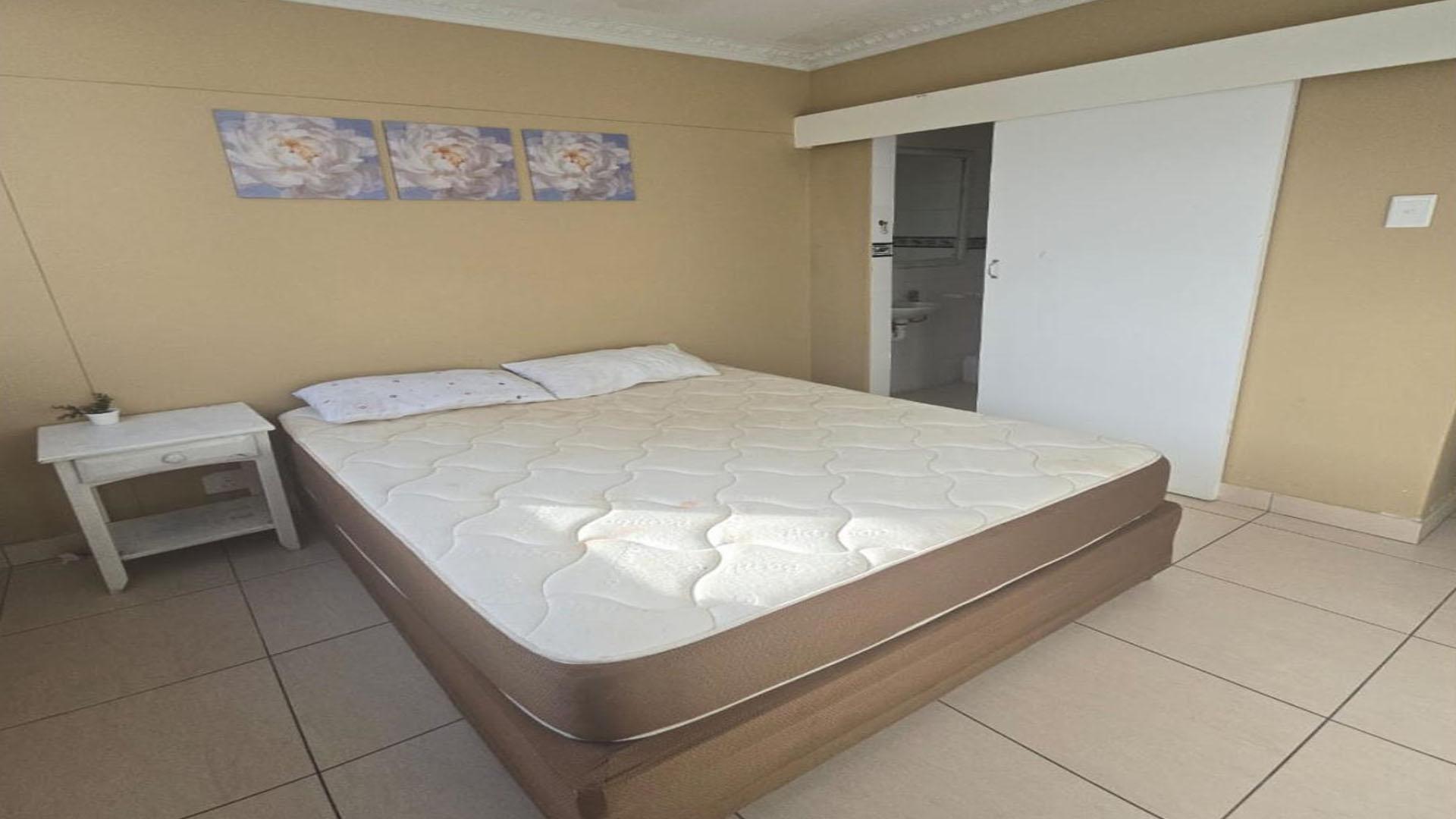 Main Bedroom of property in Humewood 