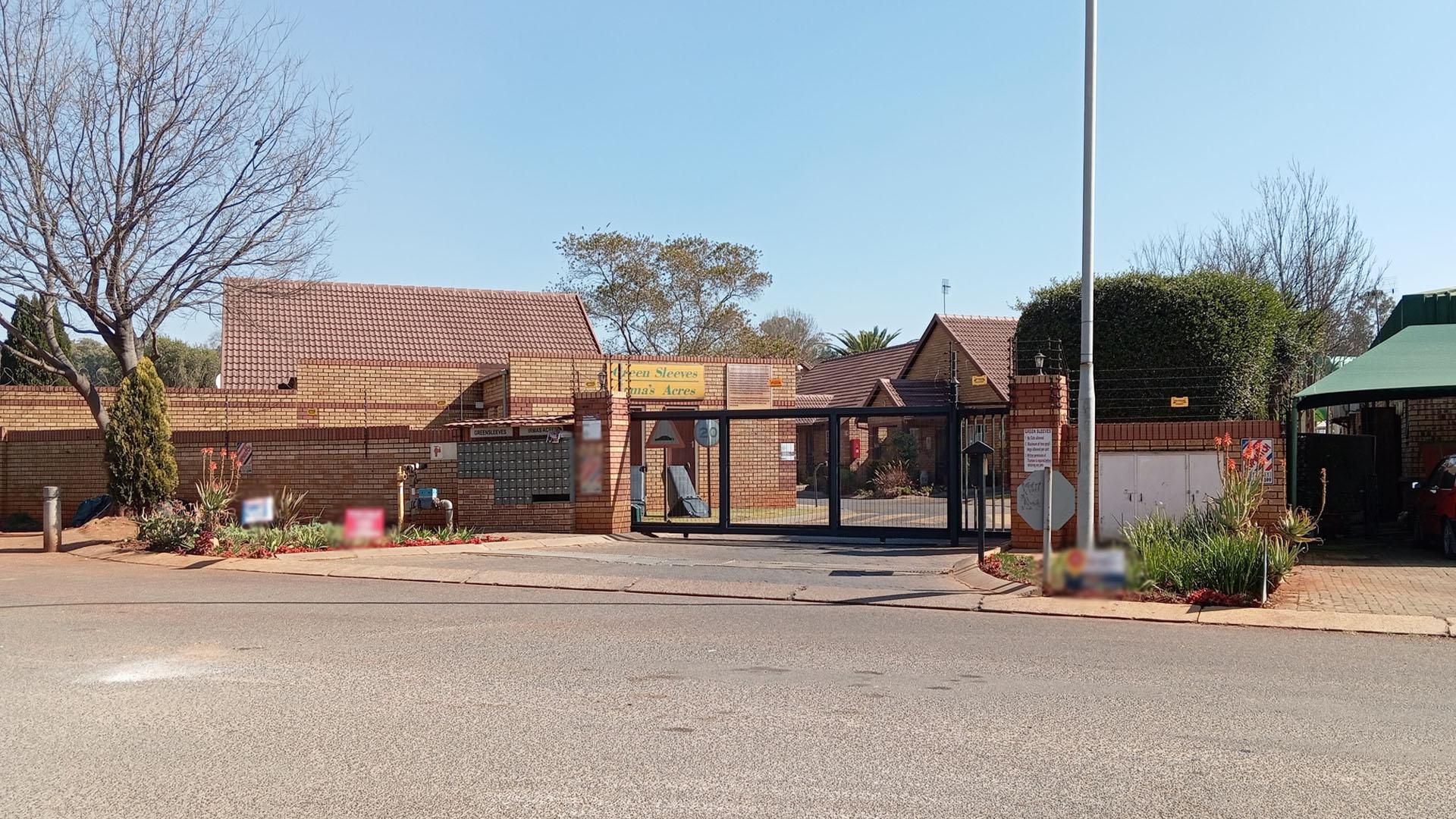 Front View of property in Clubview
