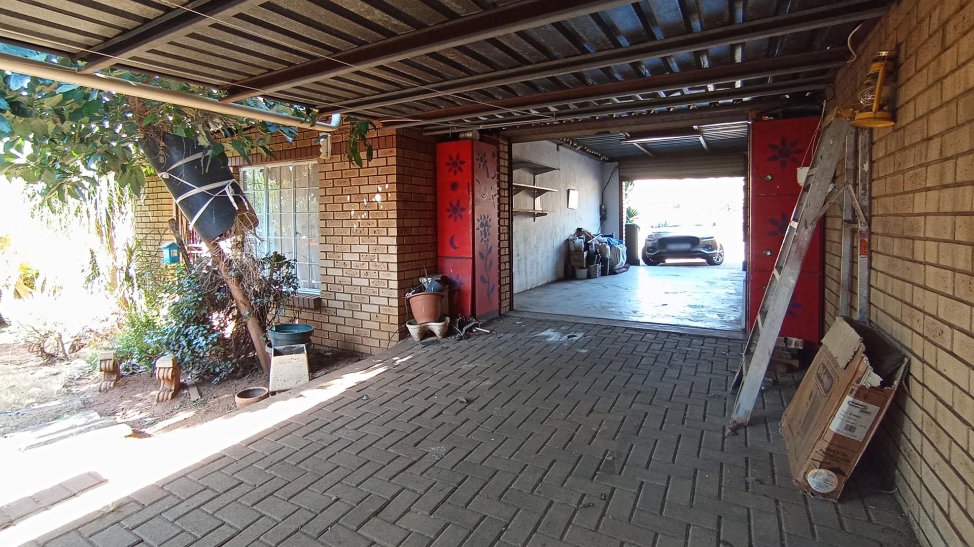 Carport  - 22 square meters of property in Clubview