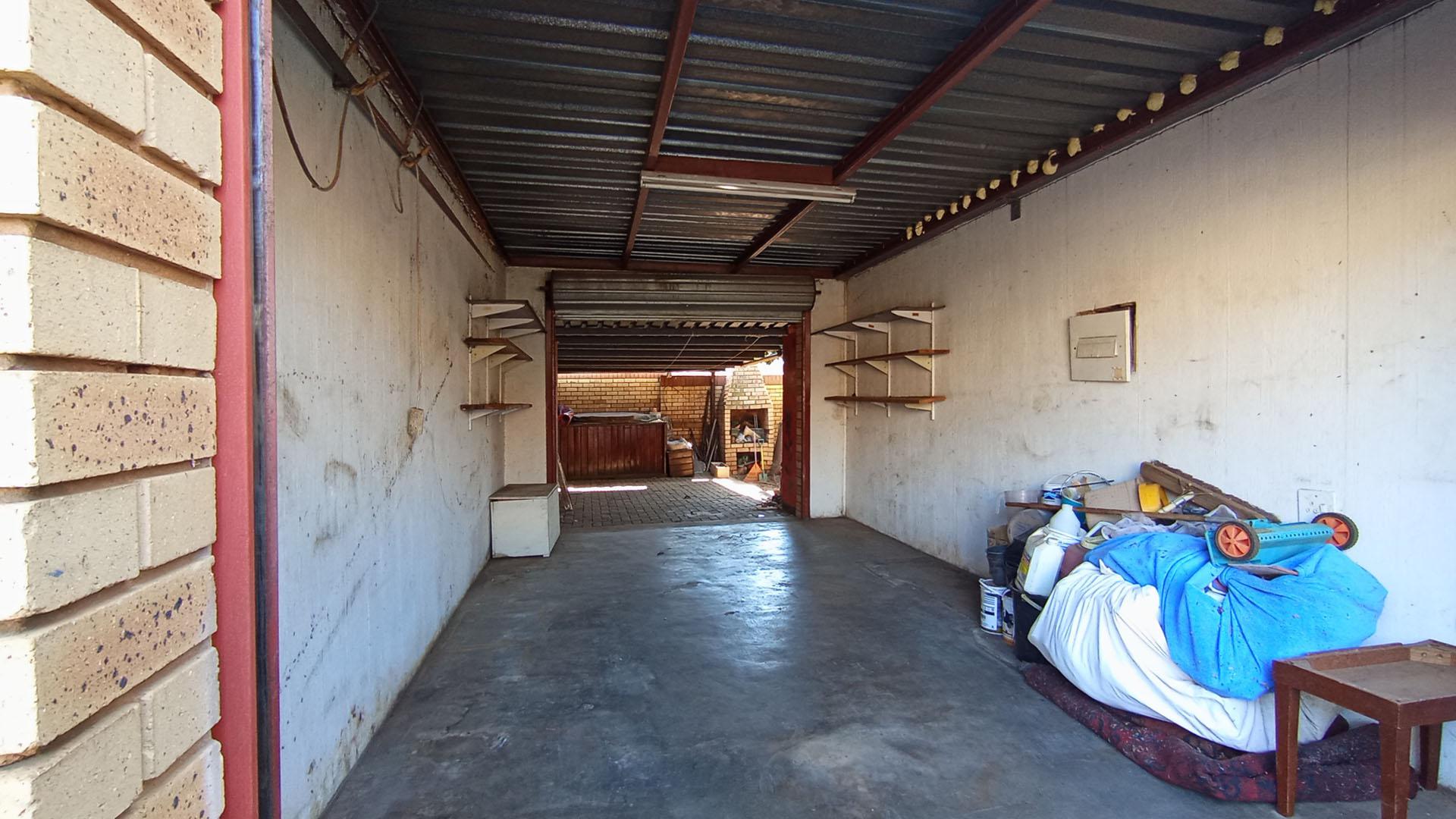 Garage - 18 square meters of property in Clubview