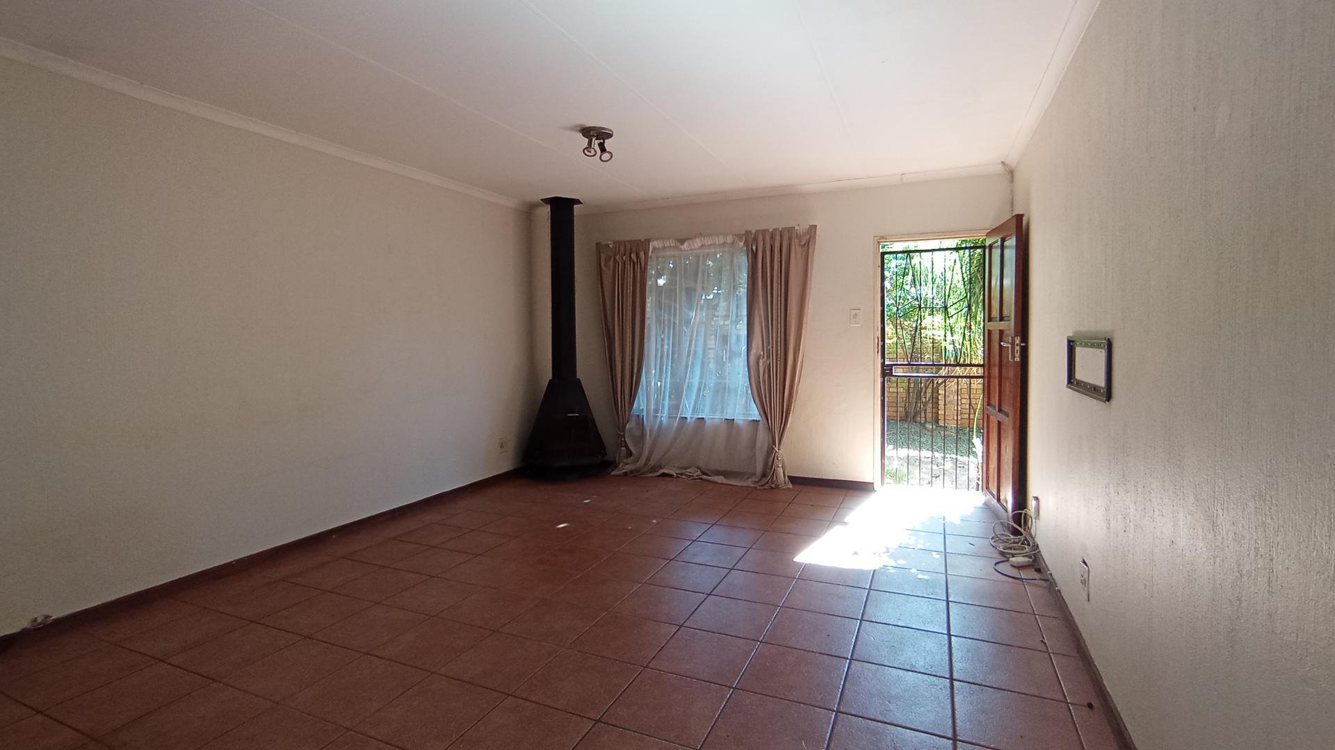 Lounges - 24 square meters of property in Clubview