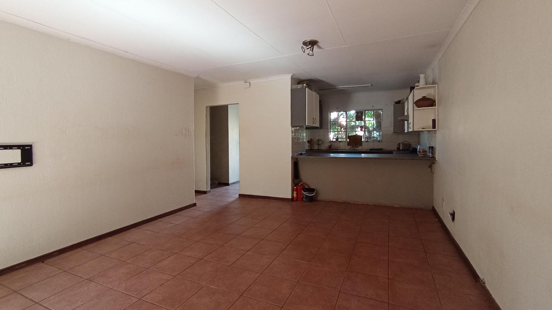 Lounges - 24 square meters of property in Clubview