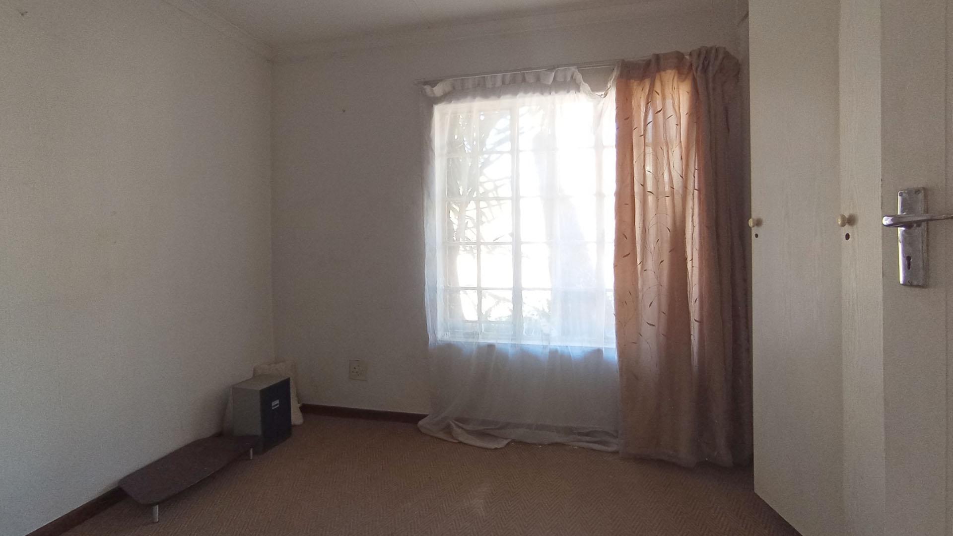 Bed Room 1 - 9 square meters of property in Clubview