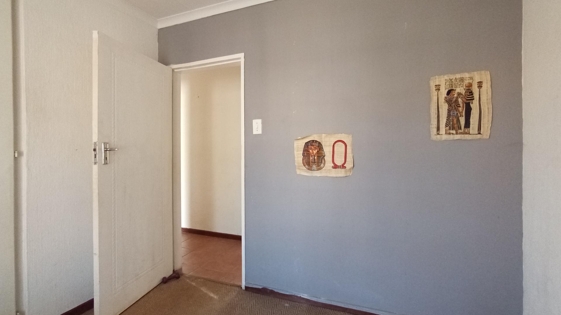 Bed Room 1 - 9 square meters of property in Clubview