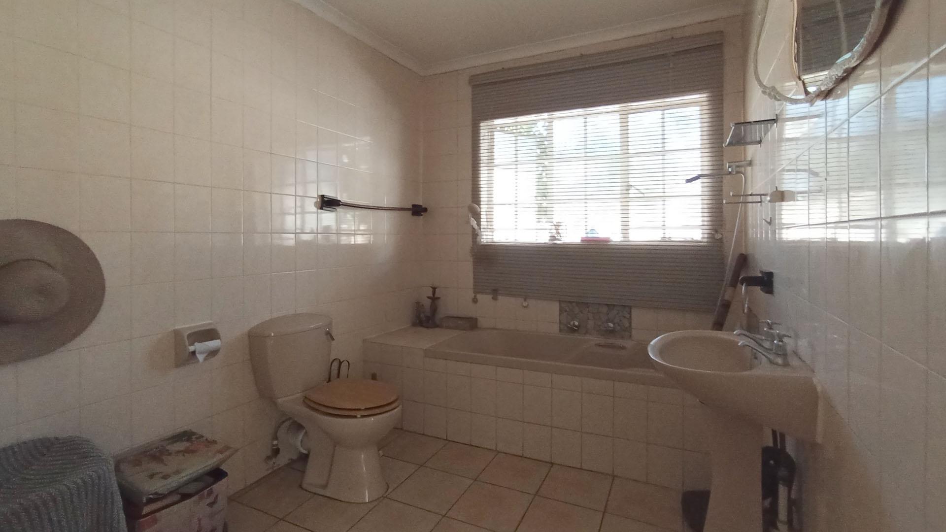 Bathroom 1 - 8 square meters of property in Clubview