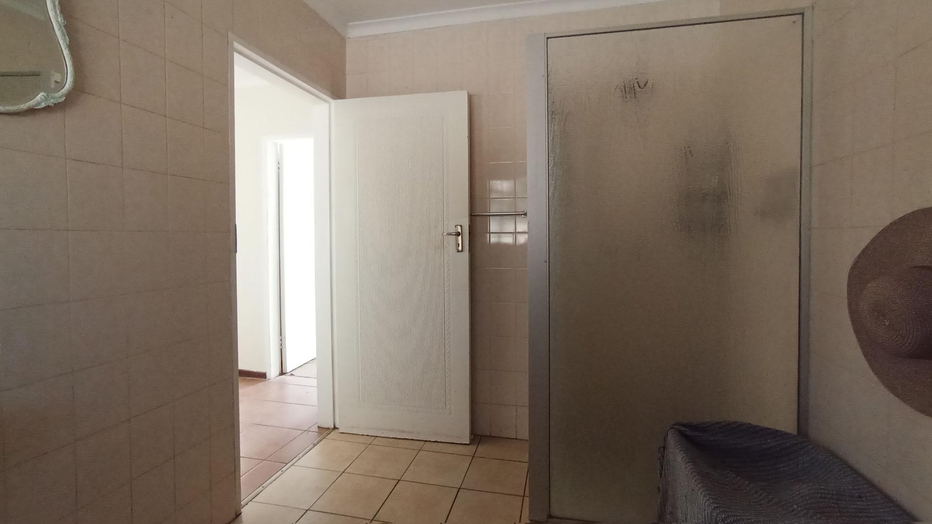 Bathroom 1 - 8 square meters of property in Clubview