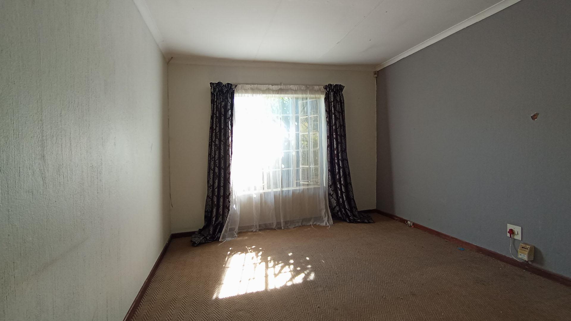 Bed Room 2 - 16 square meters of property in Clubview