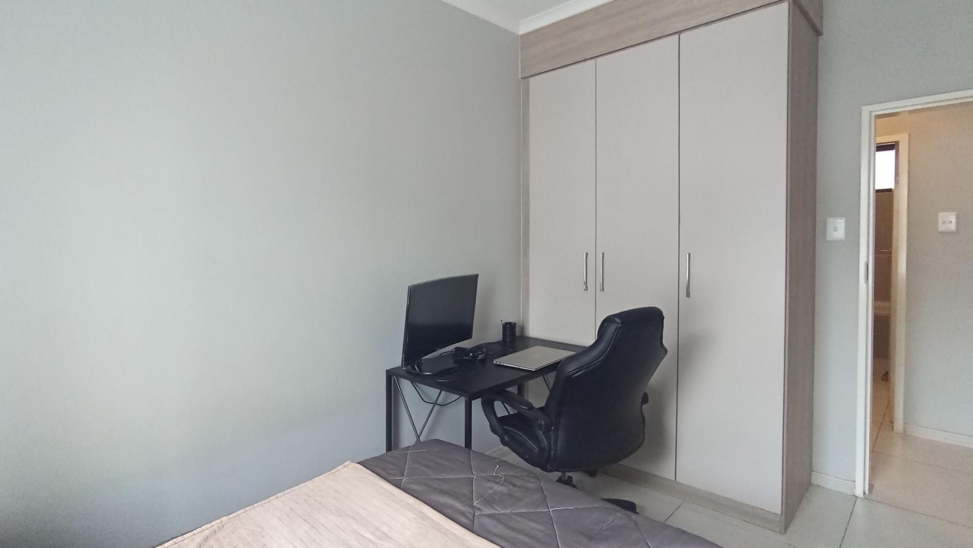 Bed Room 1 - 10 square meters of property in Midridge Park