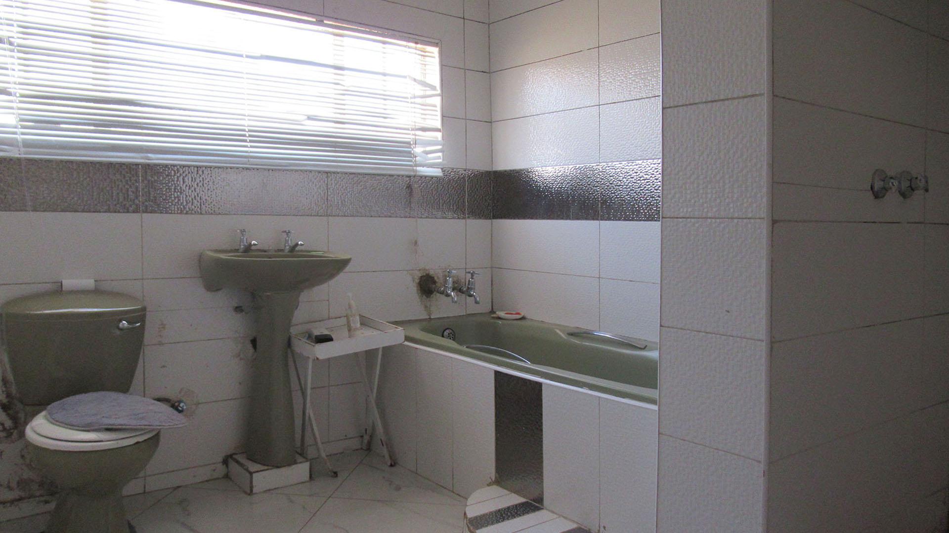 Bathroom 1 - 10 square meters of property in Elandsvlei 249-Iq