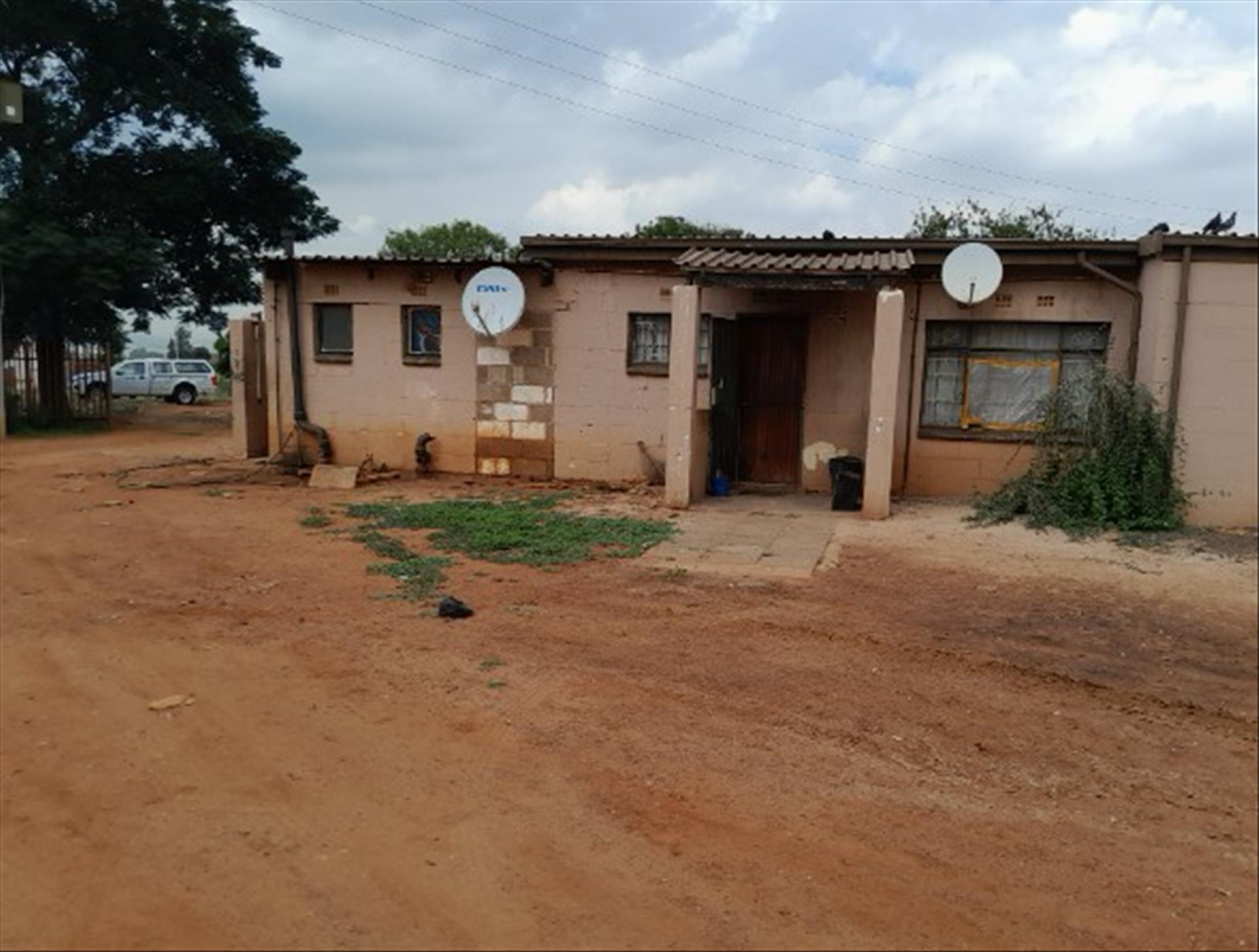 Front View of property in Mapleton