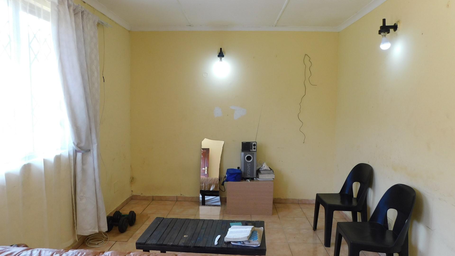 Lounges - 16 square meters of property in Umlazi