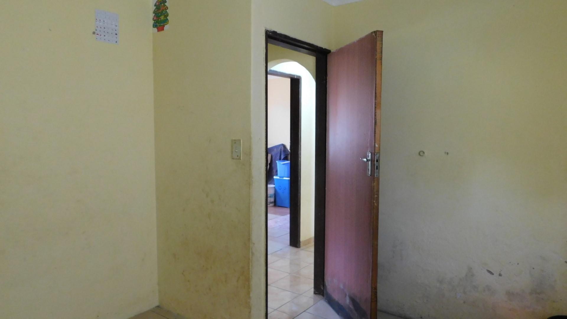 Bed Room 1 - 10 square meters of property in Umlazi