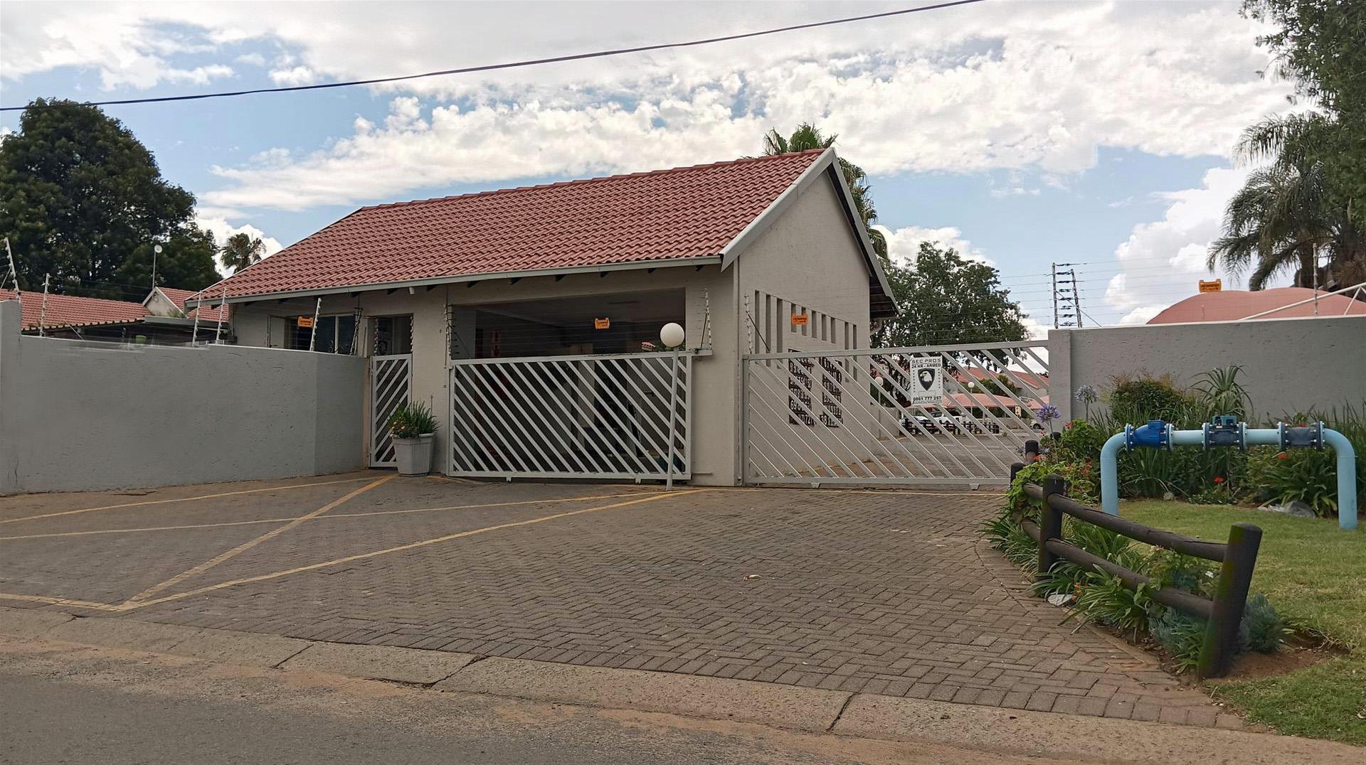 Front View of property in Glen Marais