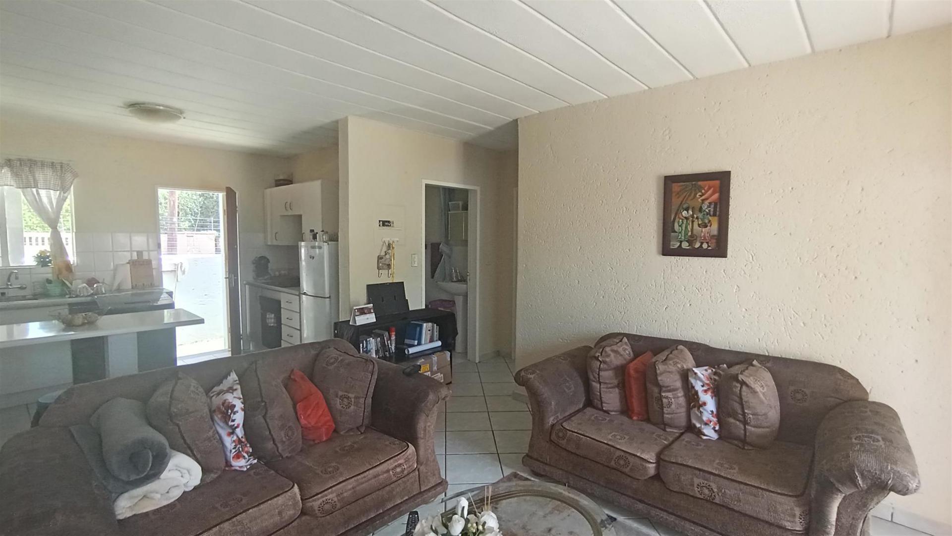 Lounges - 20 square meters of property in Glen Marais