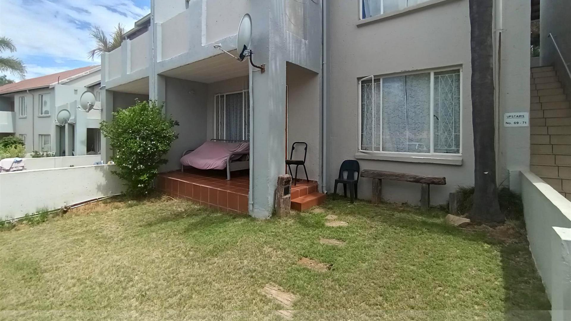 Front View of property in Glen Marais