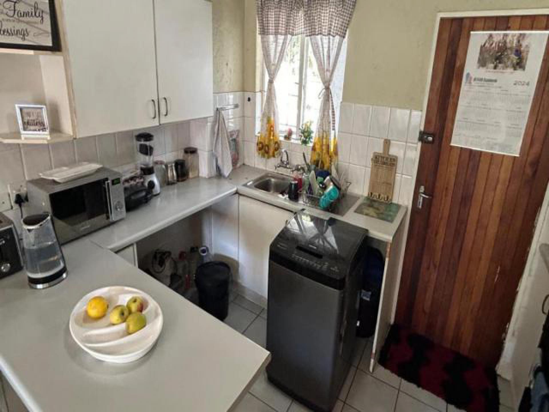 Kitchen - 11 square meters of property in Glen Marais
