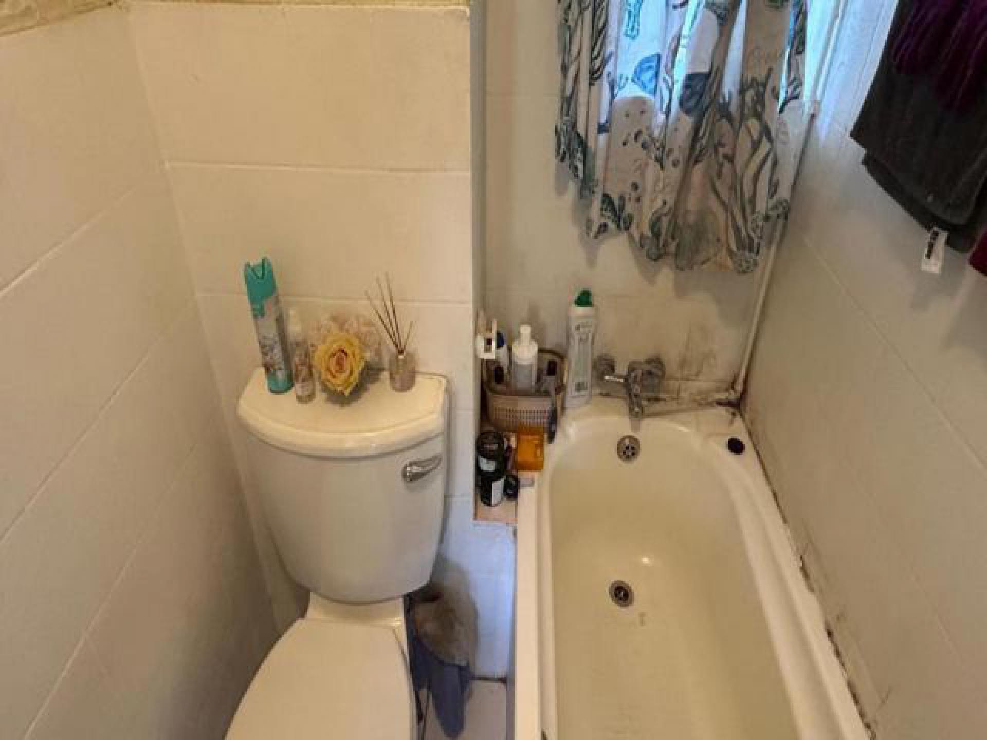 Bathroom 1 - 4 square meters of property in Glen Marais