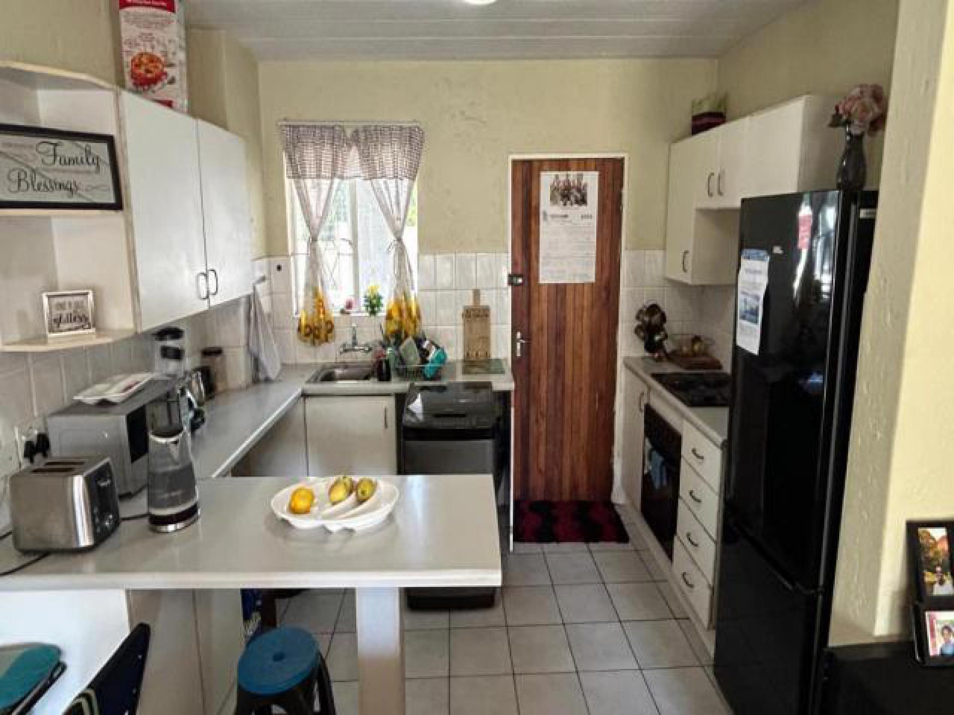 Kitchen - 11 square meters of property in Glen Marais