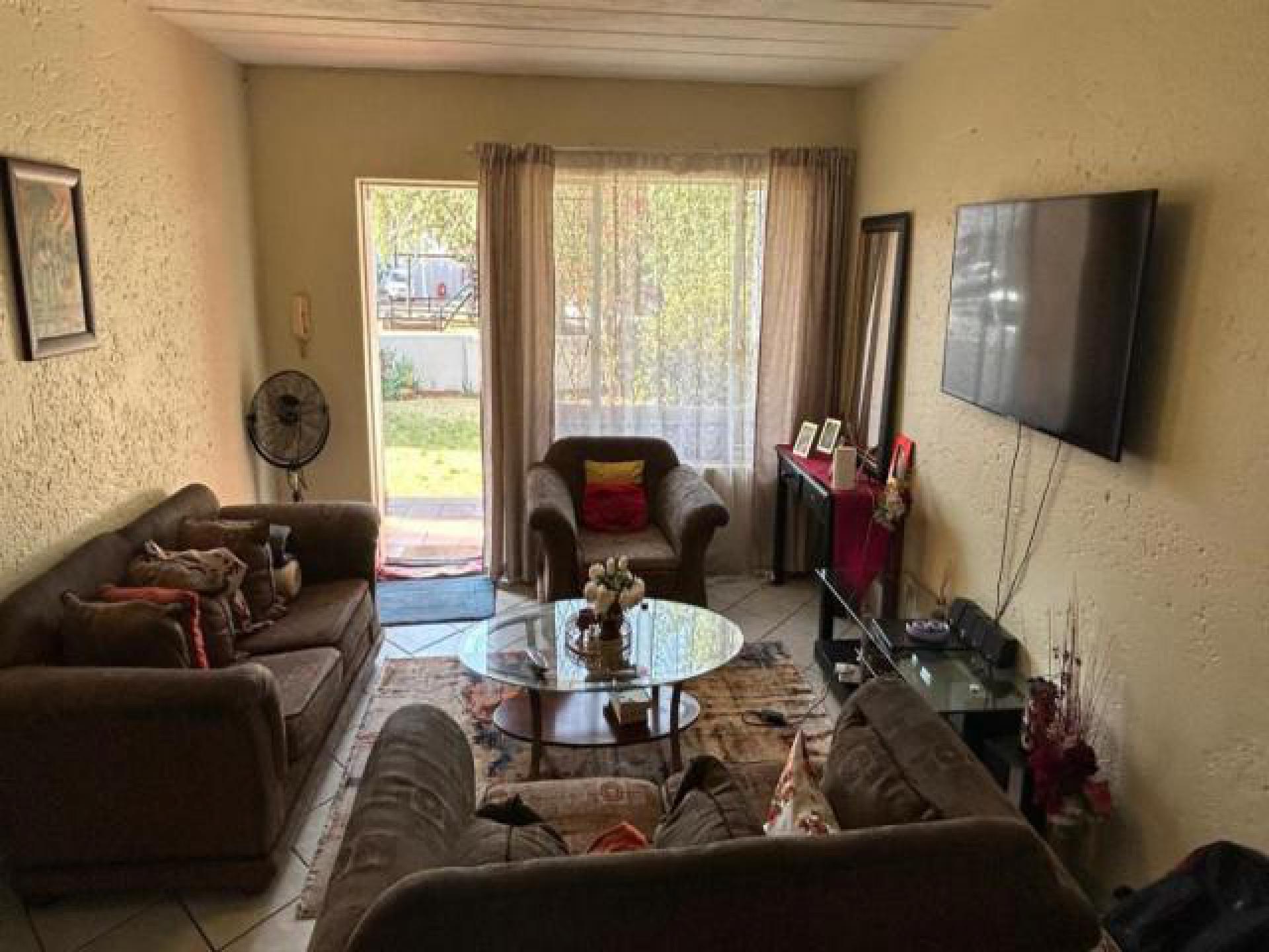 Lounges - 20 square meters of property in Glen Marais