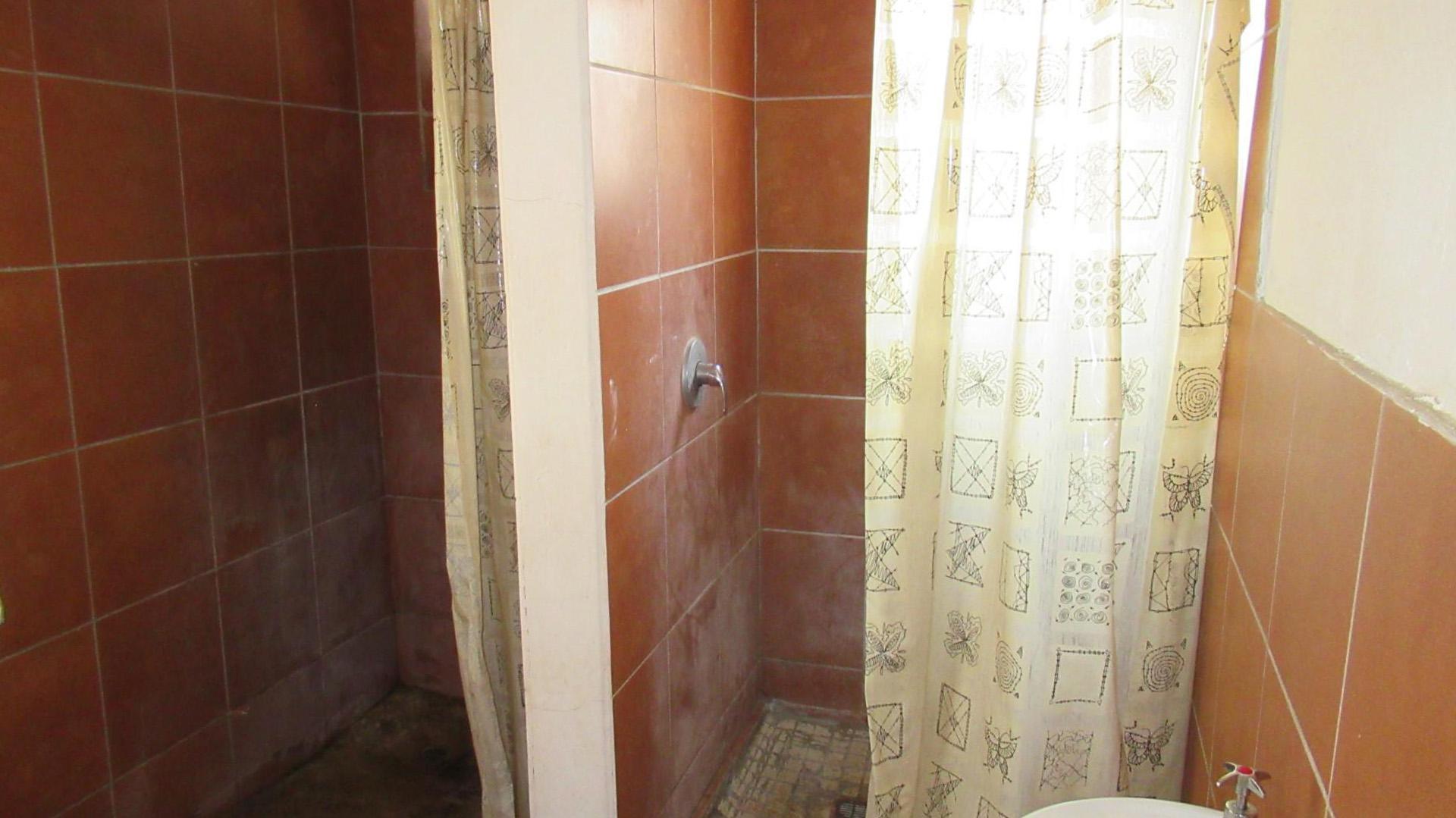 Bathroom 1 - 8 square meters of property in Hurst Hill