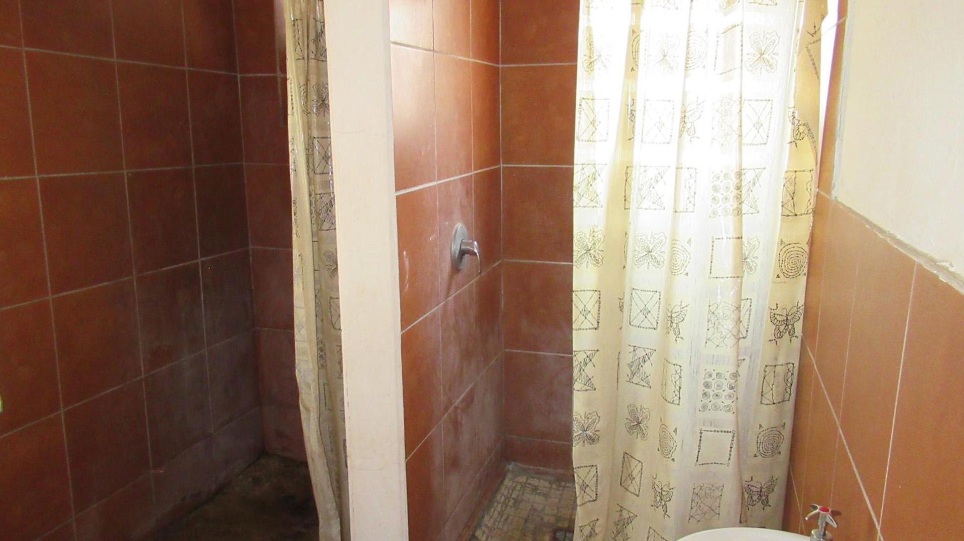 Bathroom 1 - 8 square meters of property in Hurst Hill
