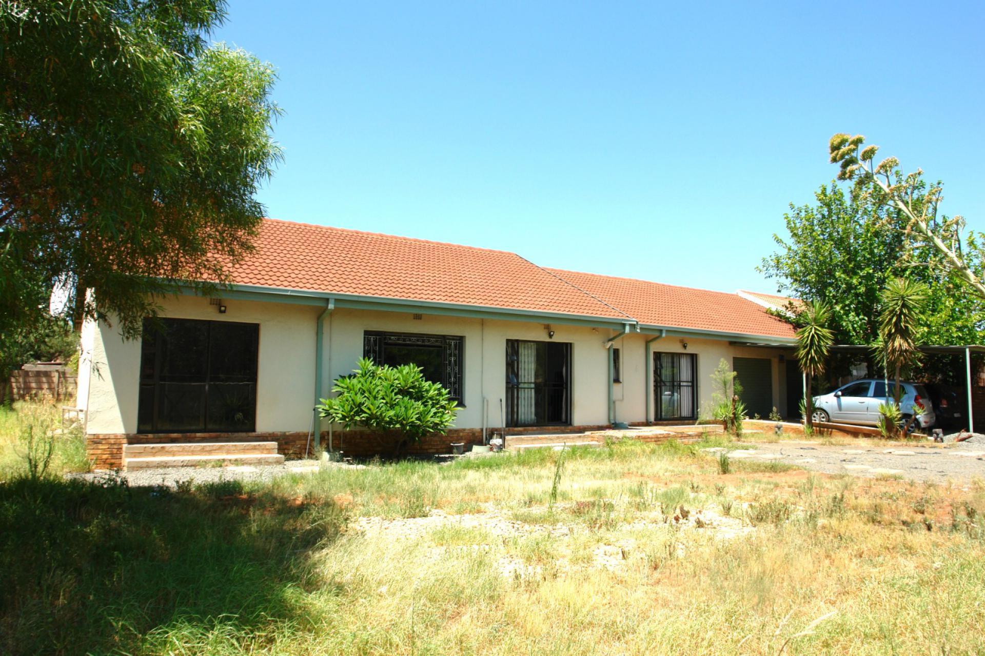 Front View of property in Riviera