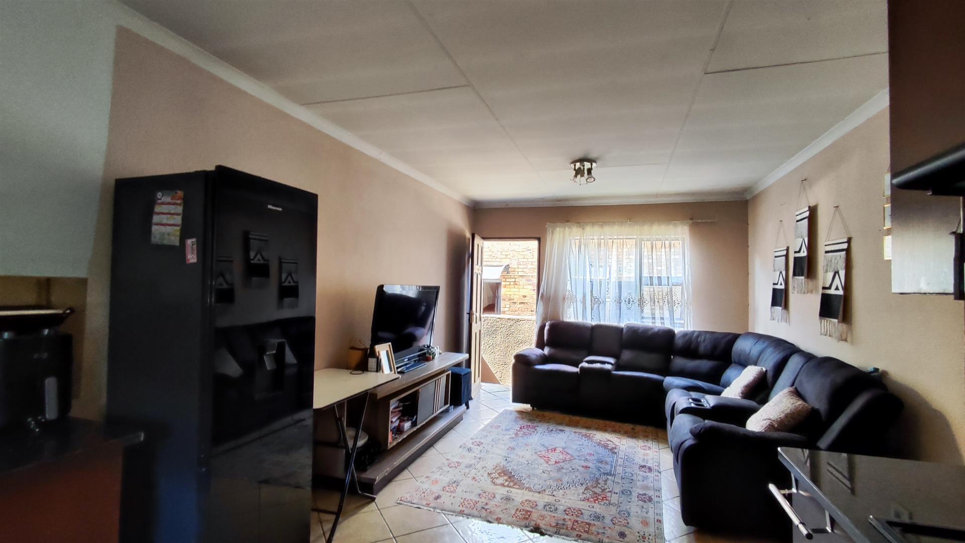 Lounges - 16 square meters of property in Albertsdal