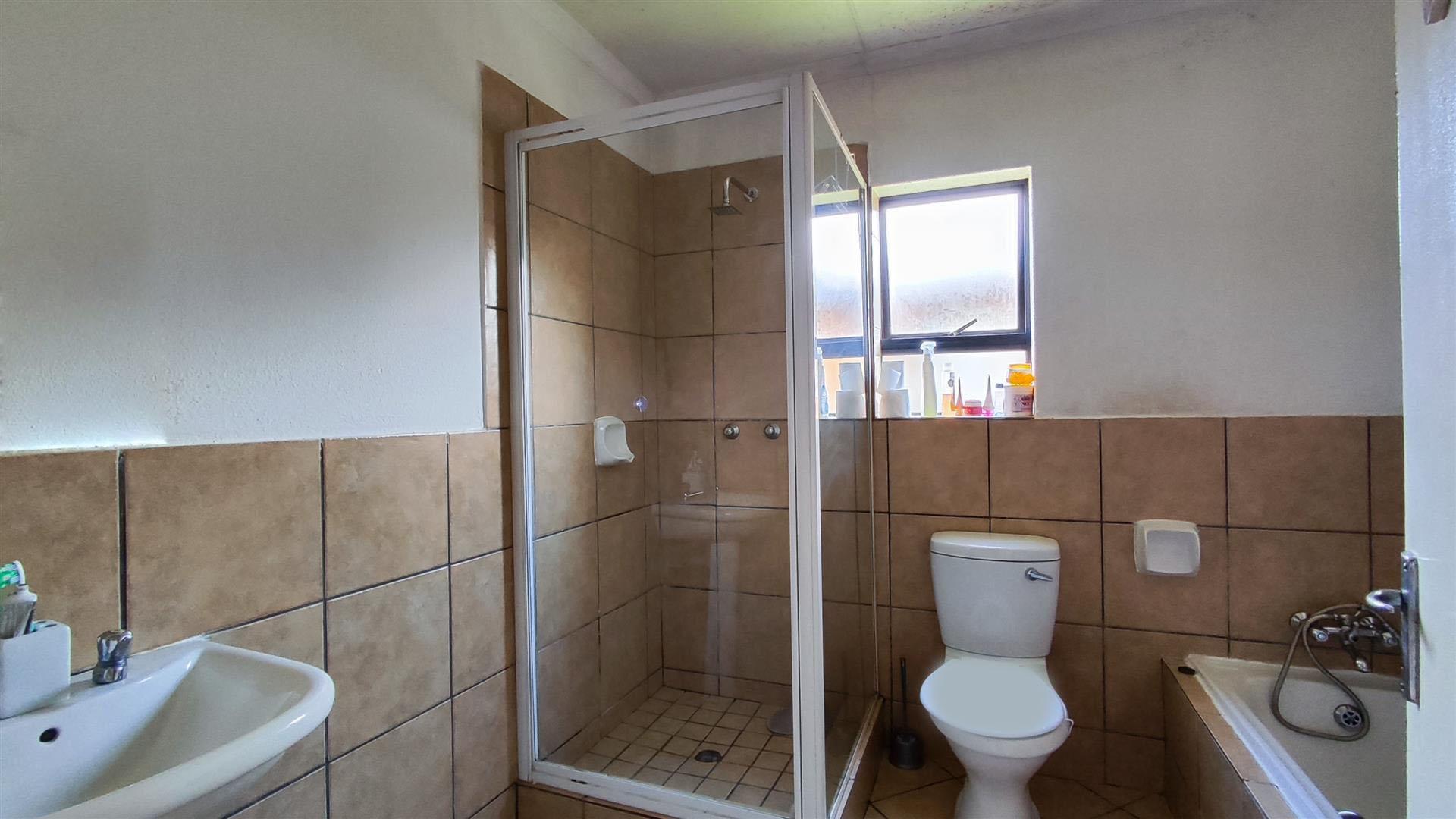 Bathroom 1 - 7 square meters of property in Albertsdal