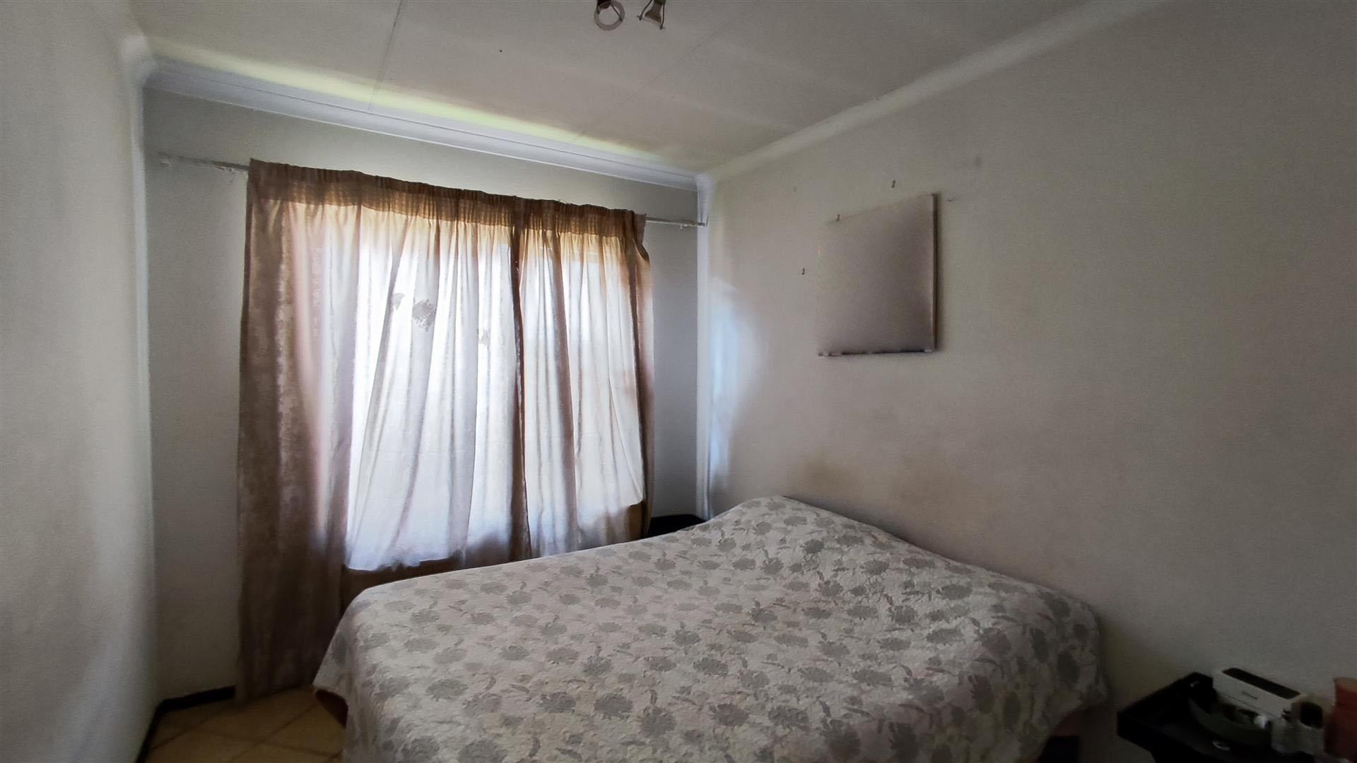 Main Bedroom of property in Albertsdal