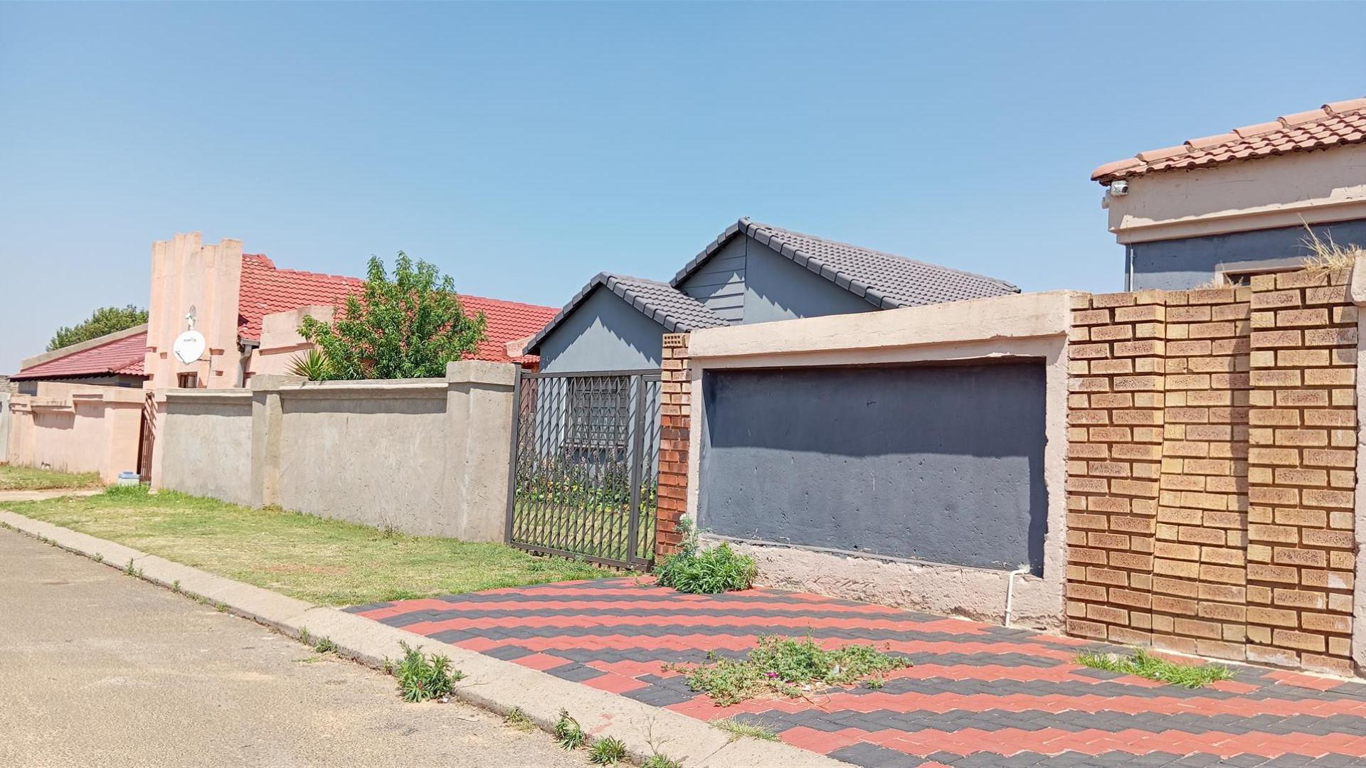 Front View of property in Vosloorus