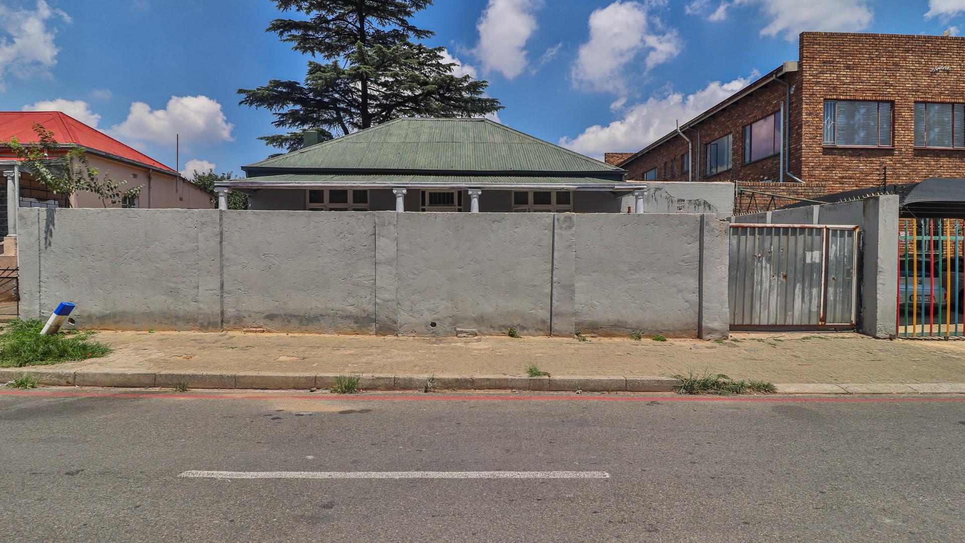 Front View of property in La Rochelle - JHB