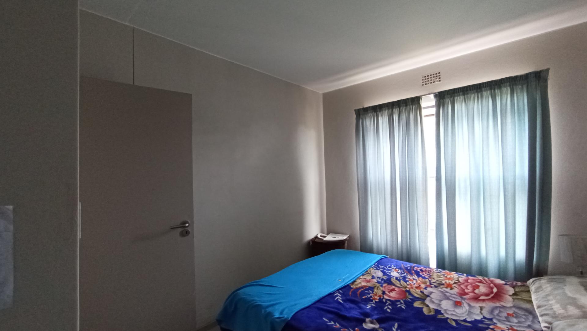 Bed Room 1 - 13 square meters of property in Clubview