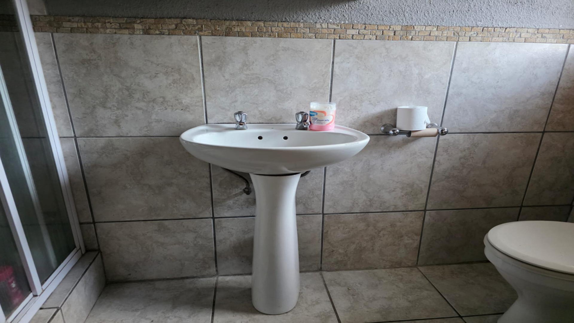 Bathroom 1 of property in Heuwelsig Estate