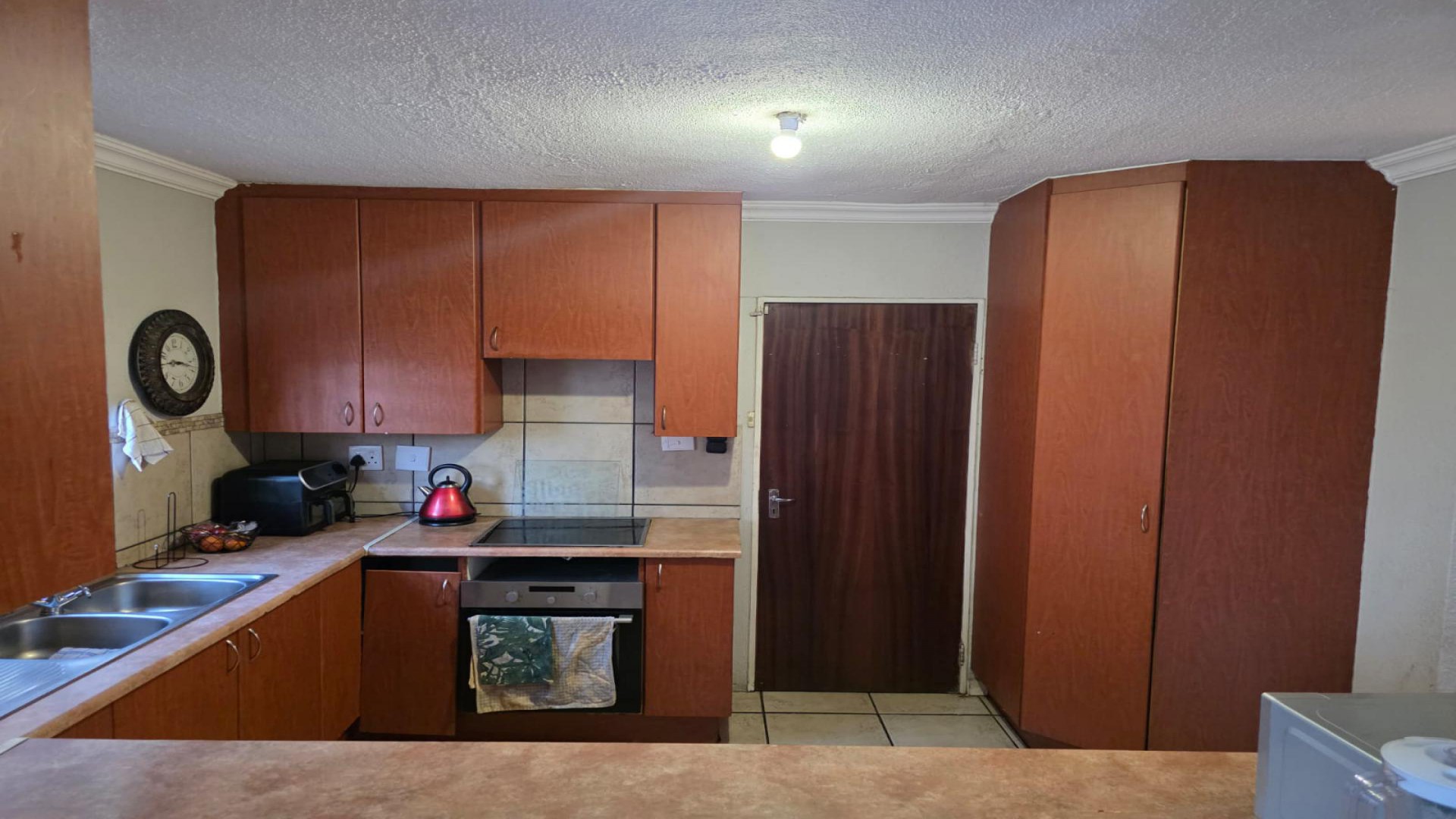 Kitchen of property in Heuwelsig Estate