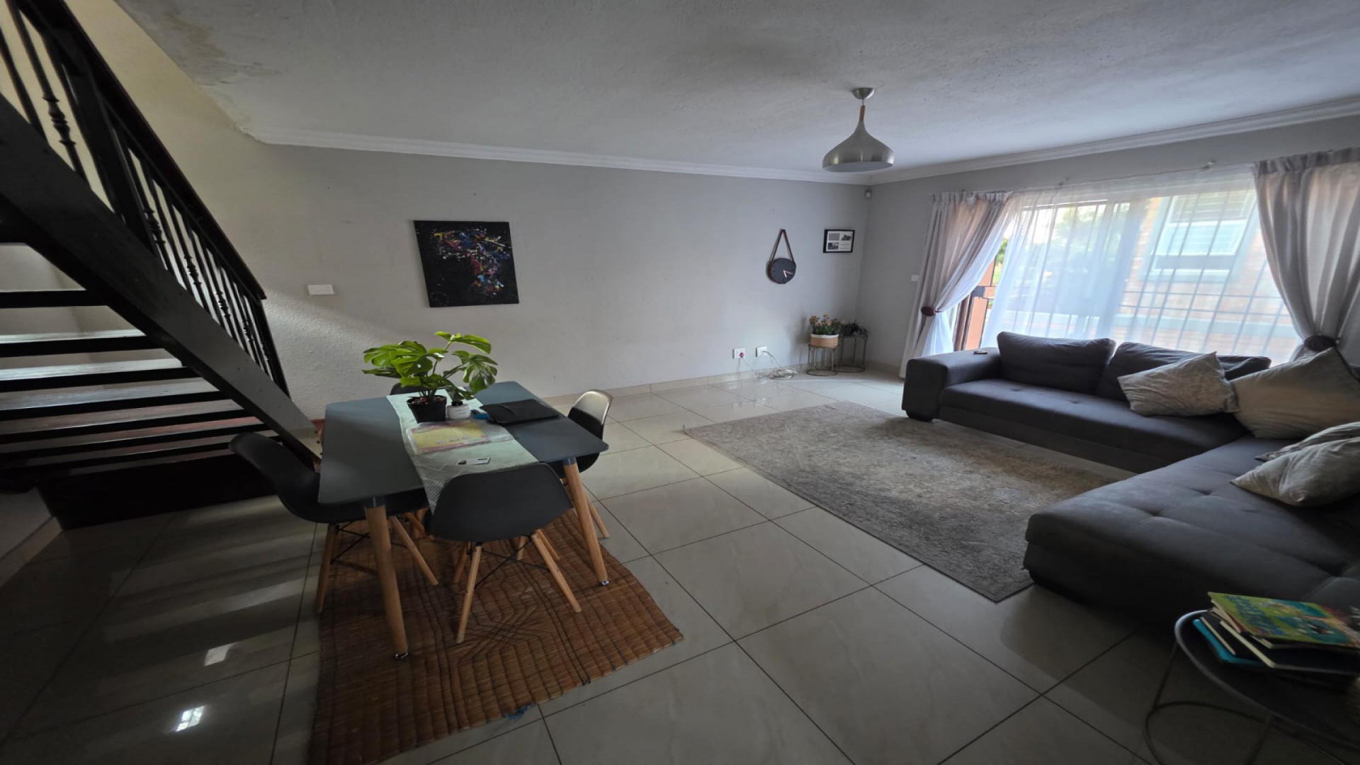 Dining Room of property in Heuwelsig Estate