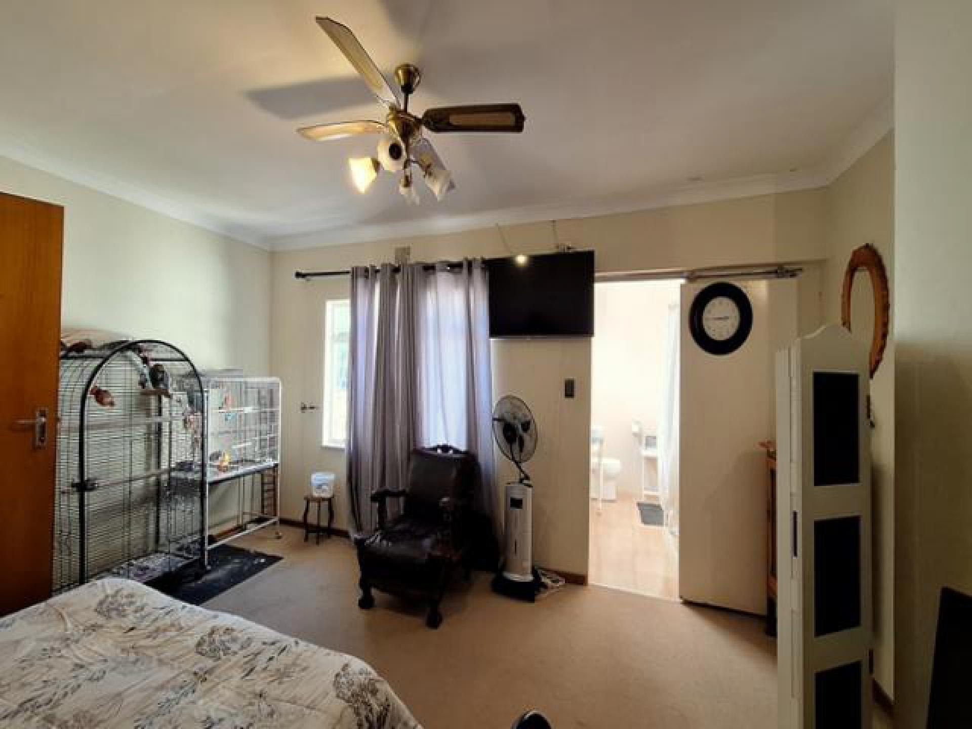 Main Bedroom of property in Uitsig