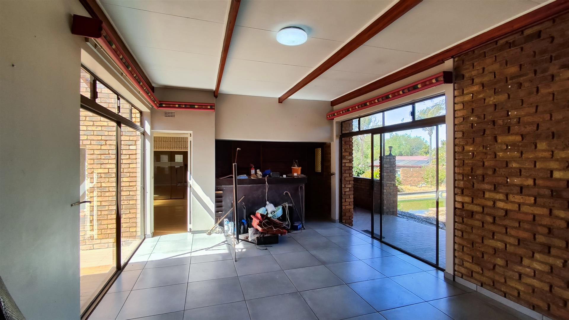 Lounges - 30 square meters of property in Terenure